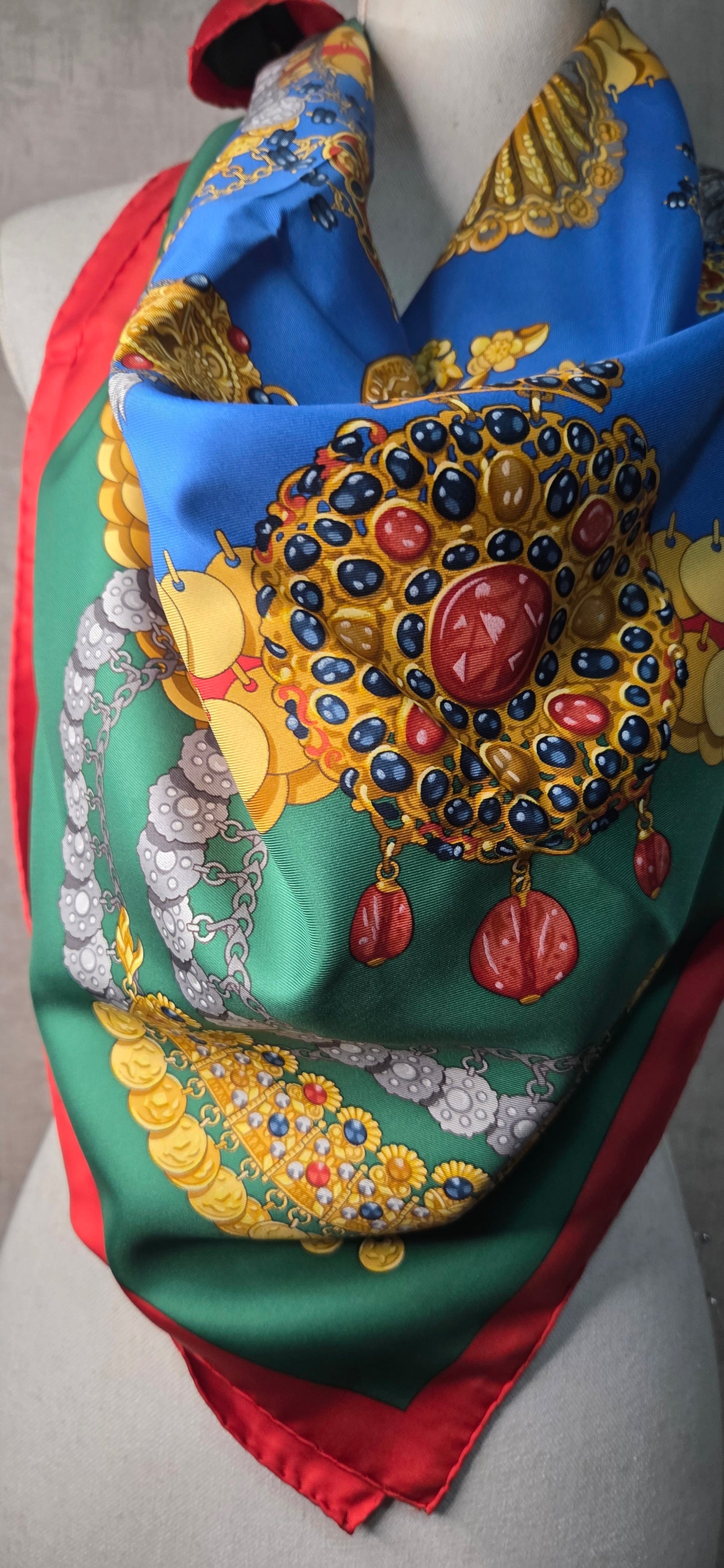 Carré Hermès en twill de soie "Kosmima "