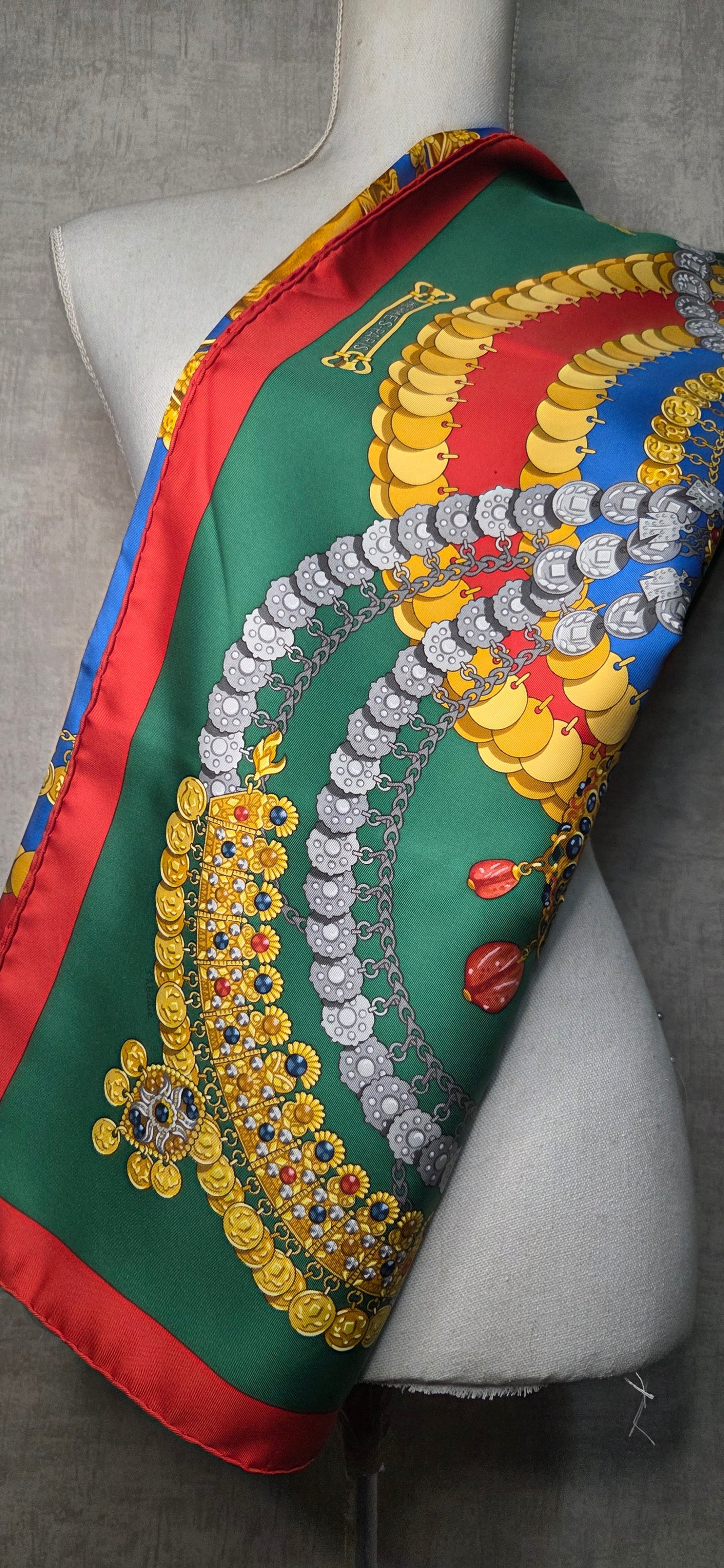 Carré Hermès en twill de soie "Kosmima "
