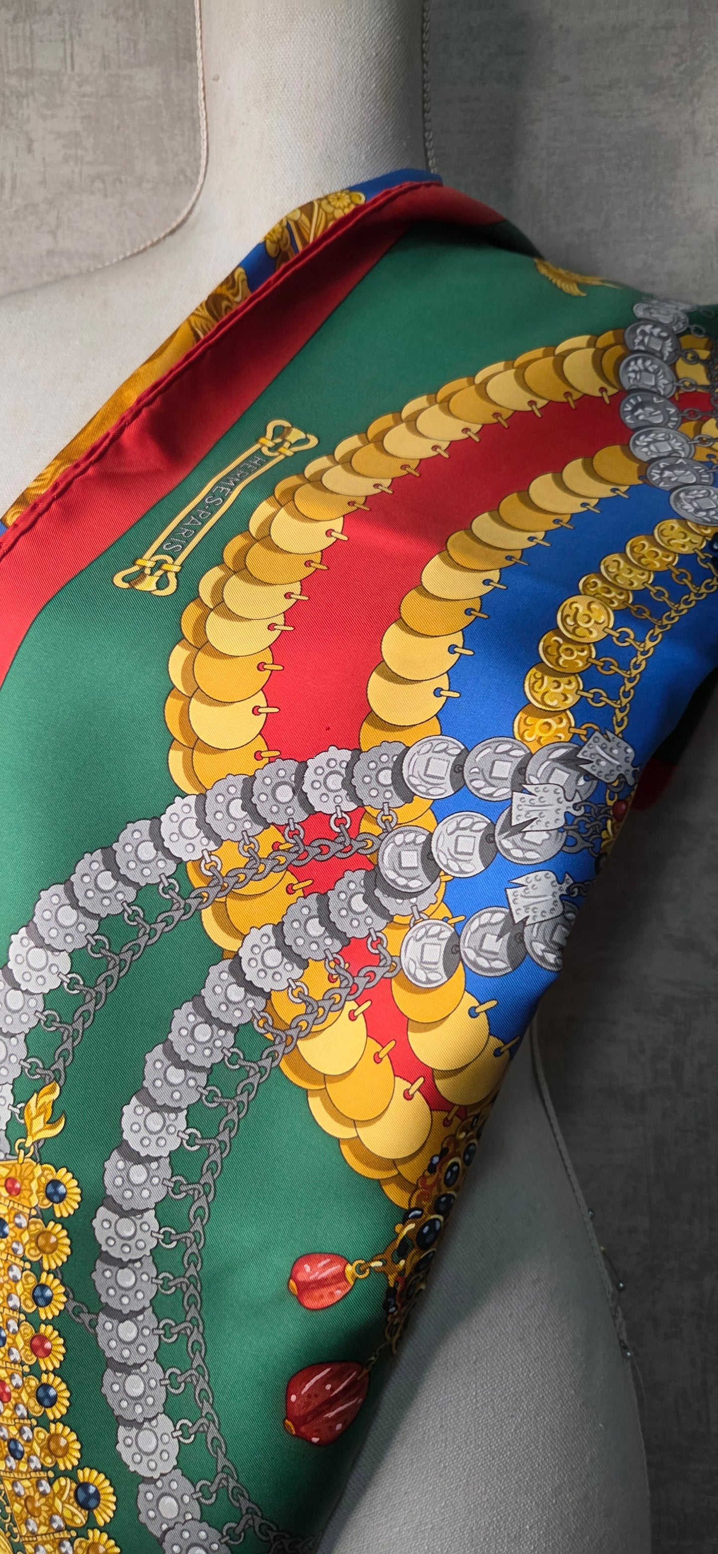 Carré Hermès en twill de soie "Kosmima "