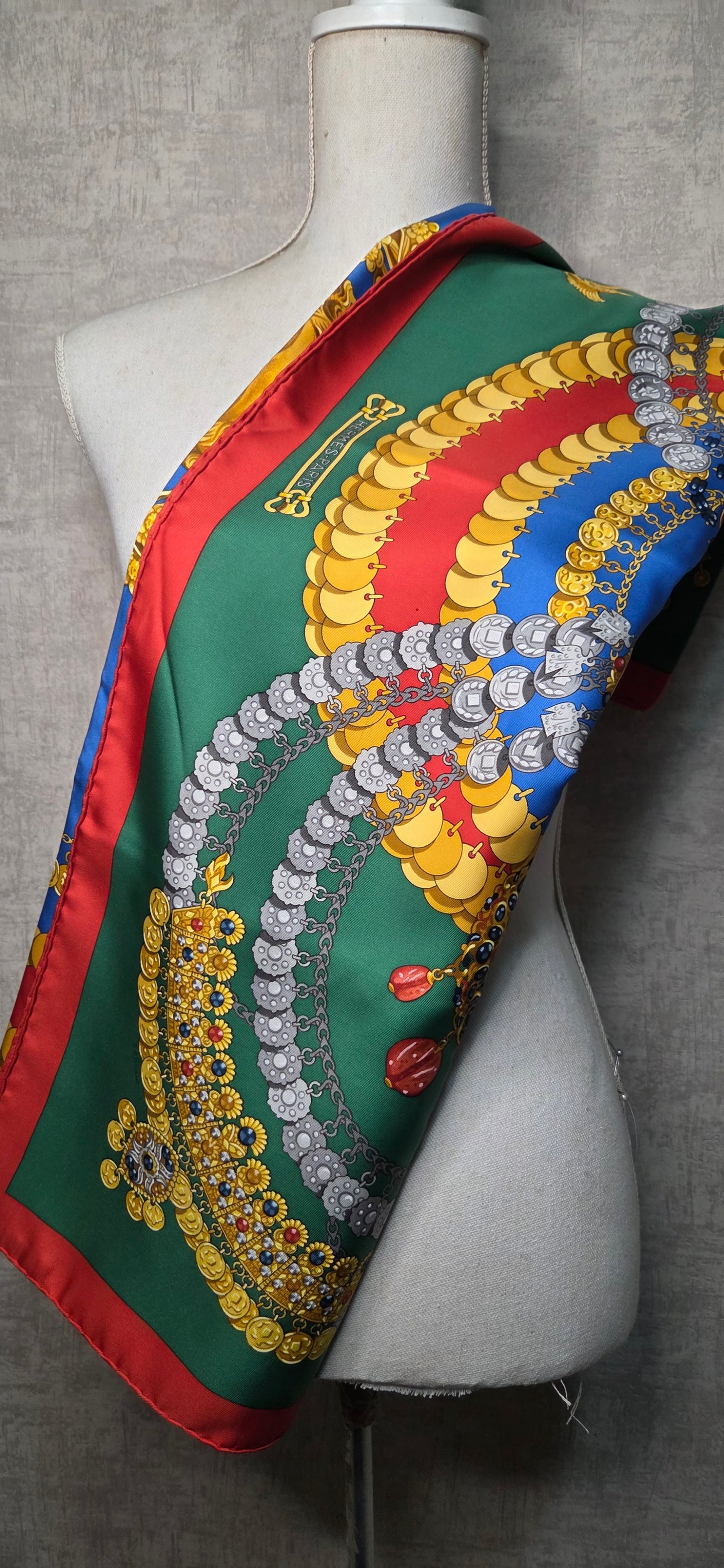 Carré Hermès en twill de soie "Kosmima "