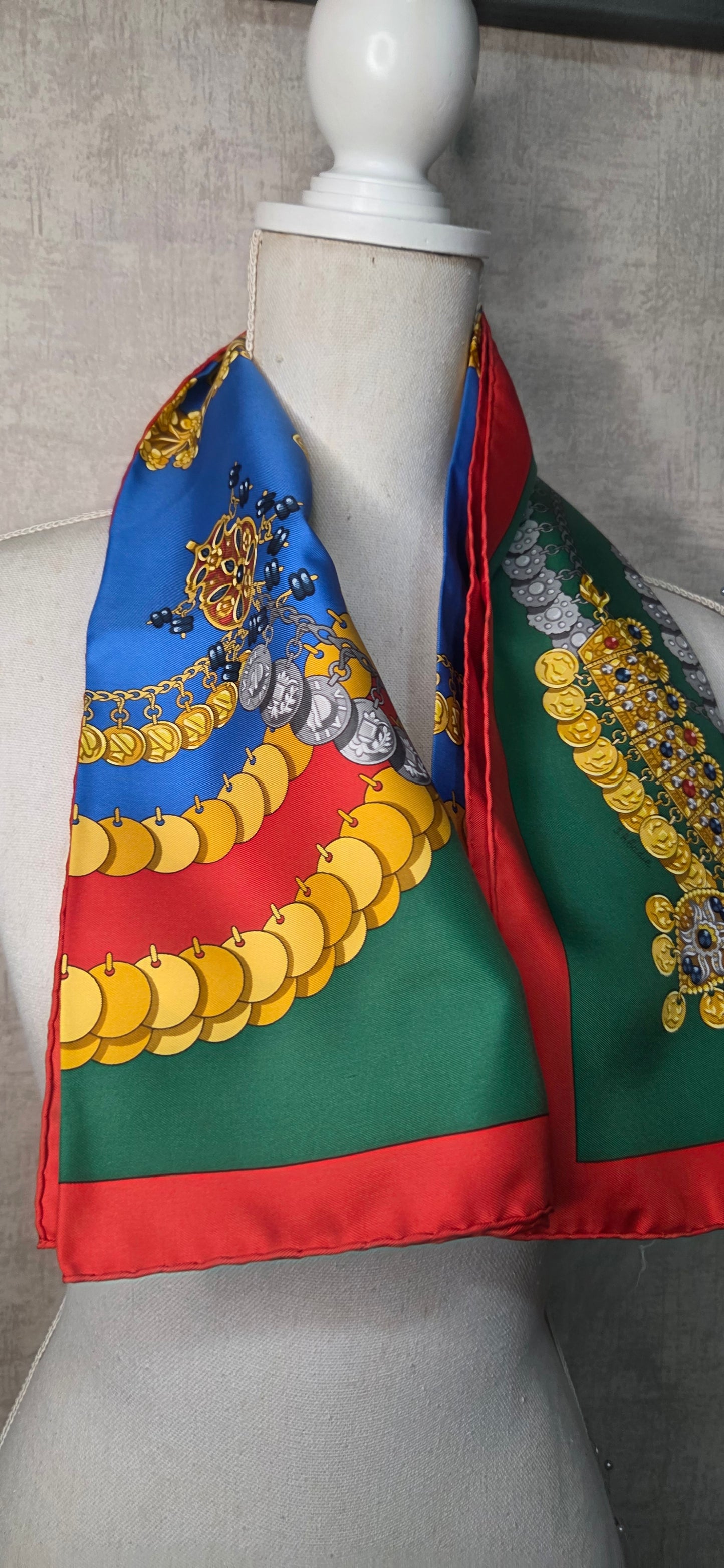 Carré Hermès en twill de soie "Kosmima "