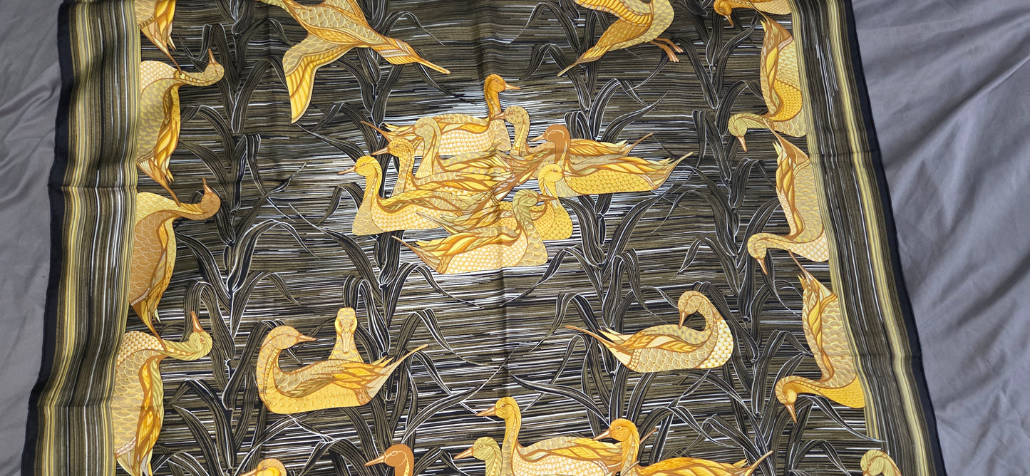 Carré Hermès en twill de soie "Mare aux Canards "