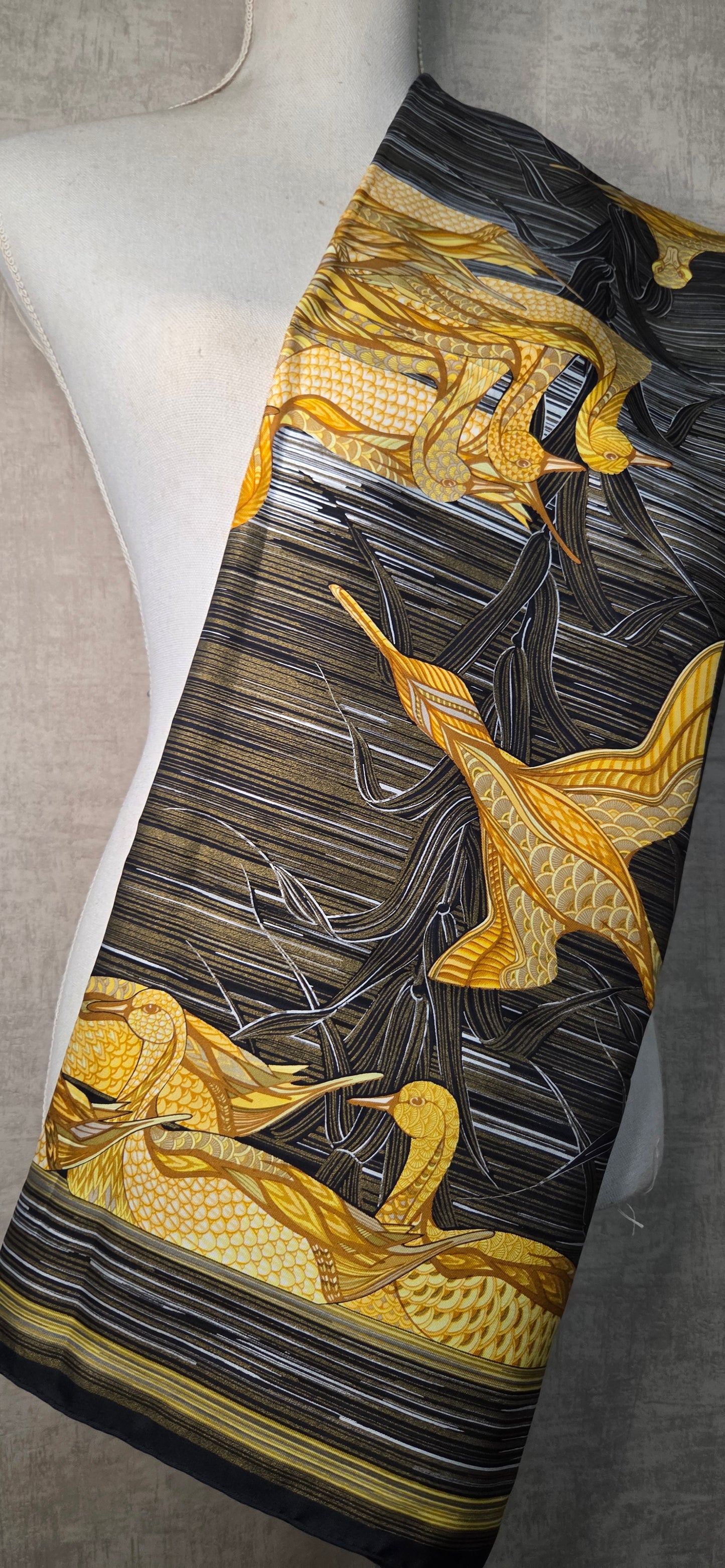 Carré Hermès en twill de soie "Mare aux Canards "