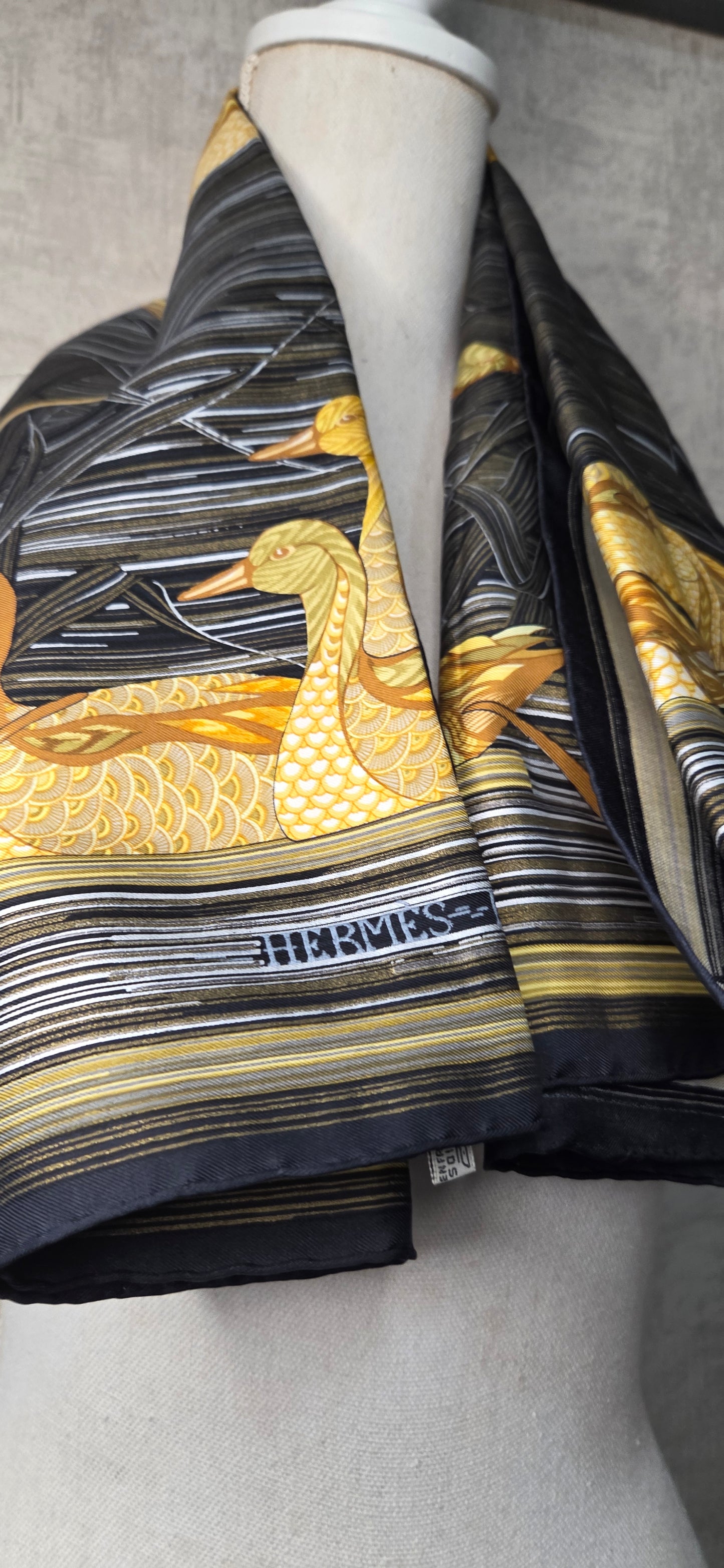 Carré Hermès en twill de soie "Mare aux Canards "