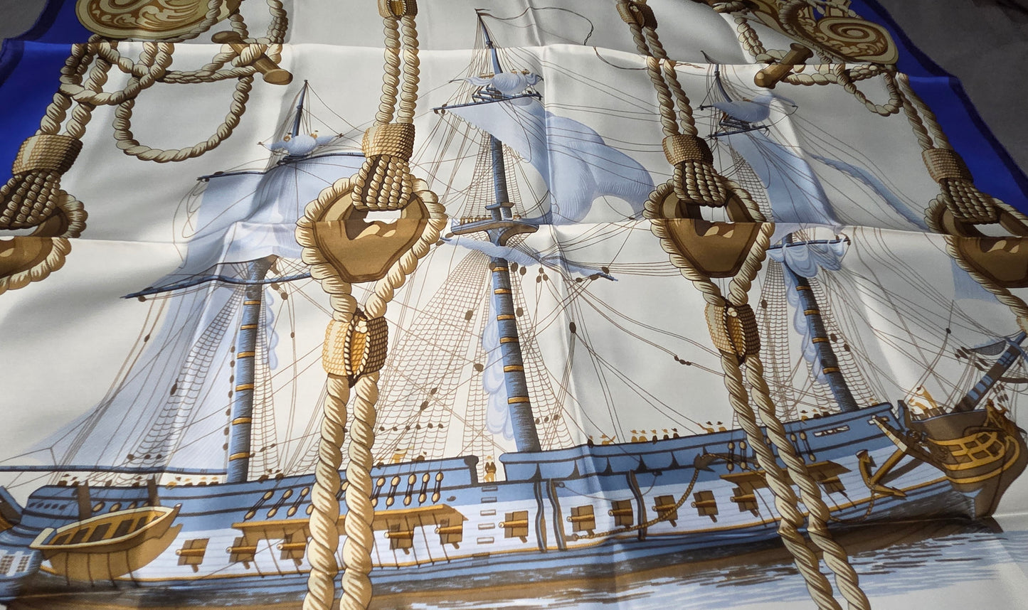 Carré Hermès en twill de soie intitulé "Tribord"