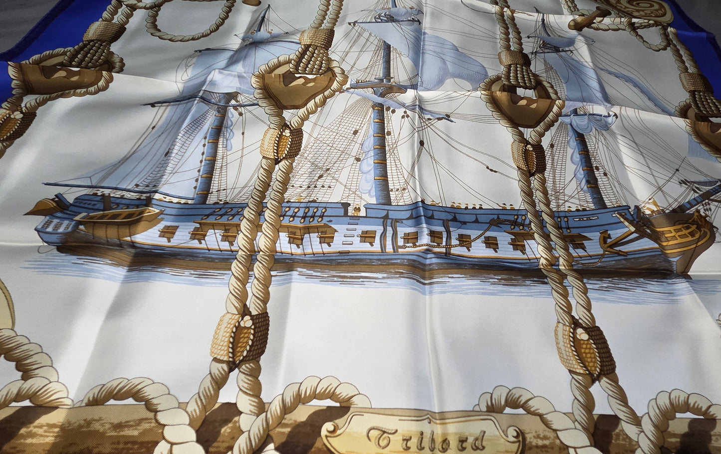 Carré Hermès en twill de soie intitulé "Tribord"
