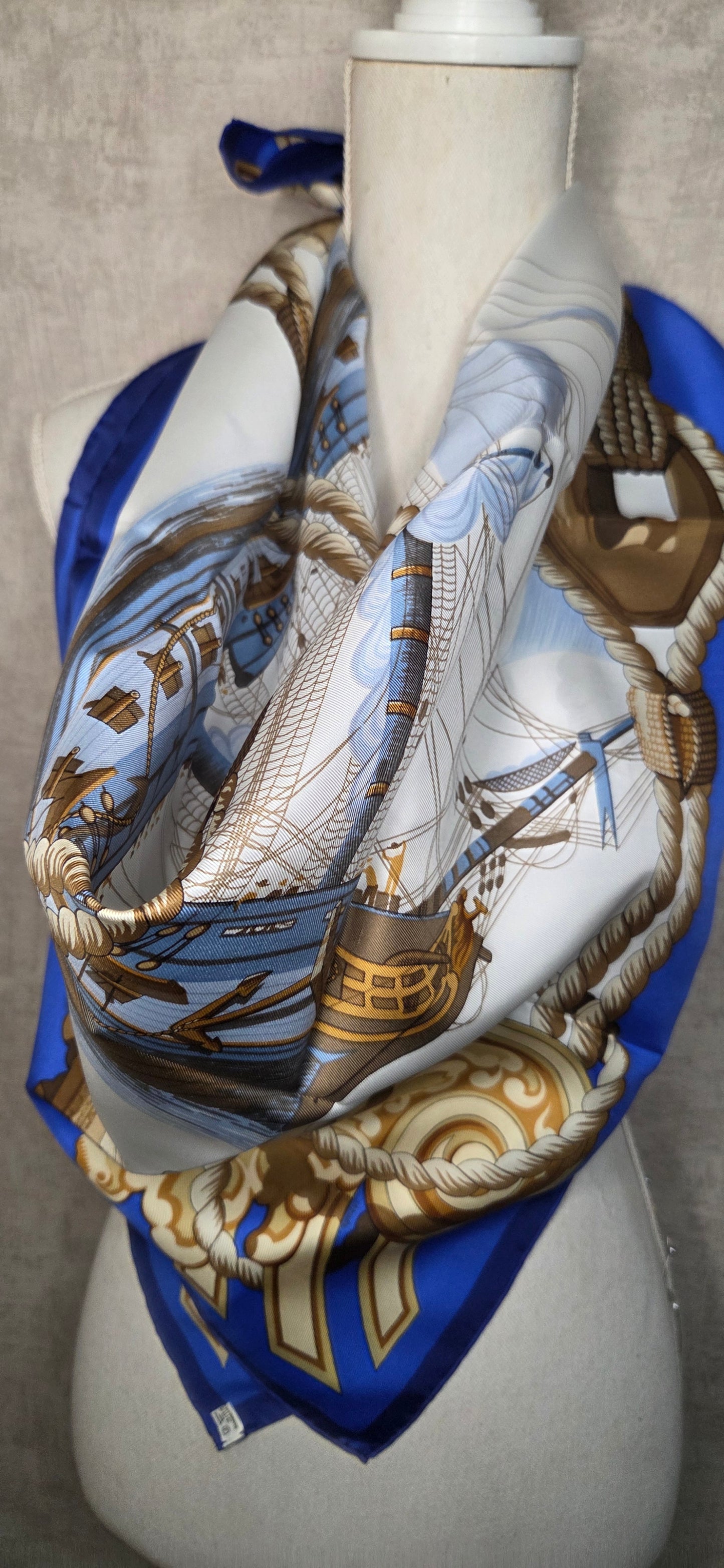 Carré Hermès en twill de soie intitulé "Tribord"