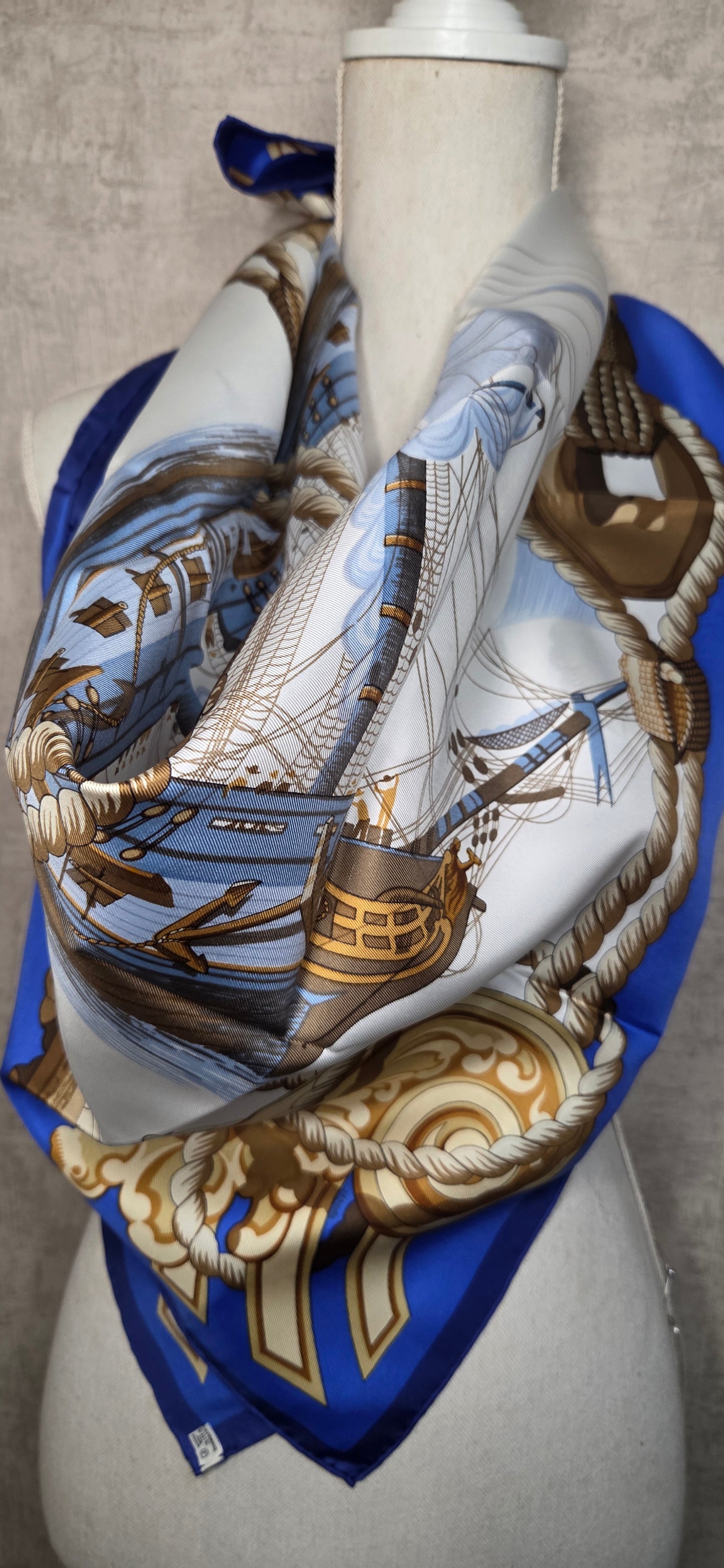Carré Hermès en twill de soie intitulé "Tribord"