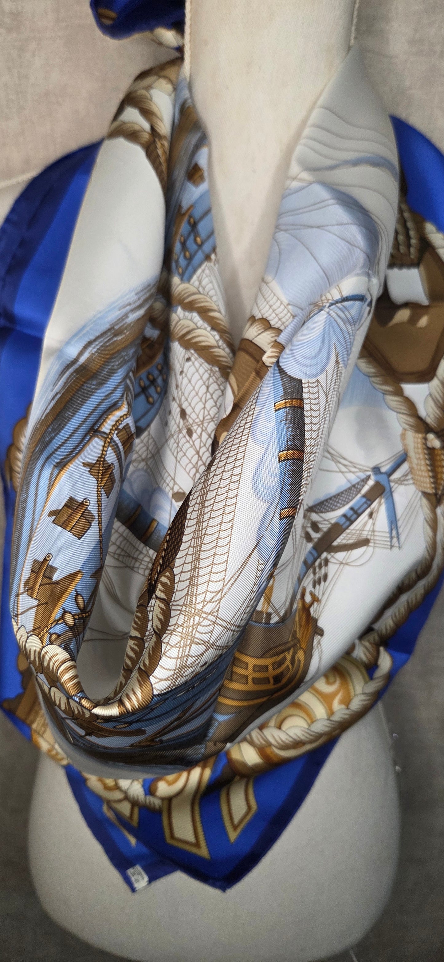 Carré Hermès en twill de soie intitulé "Tribord"