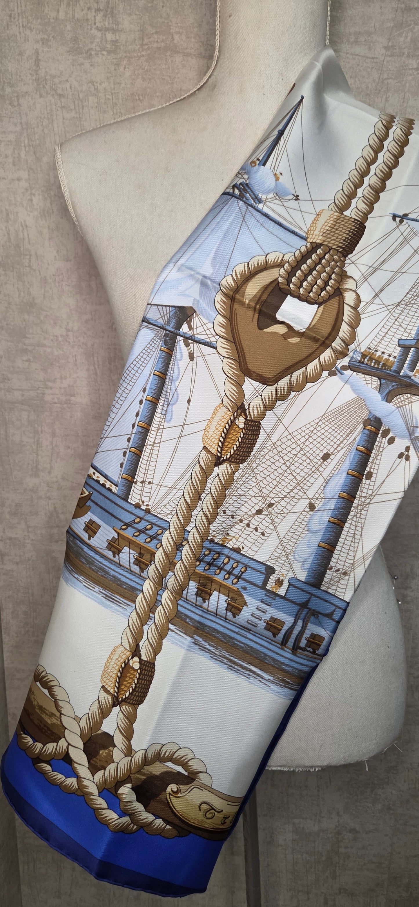 Carré Hermès en twill de soie intitulé "Tribord"