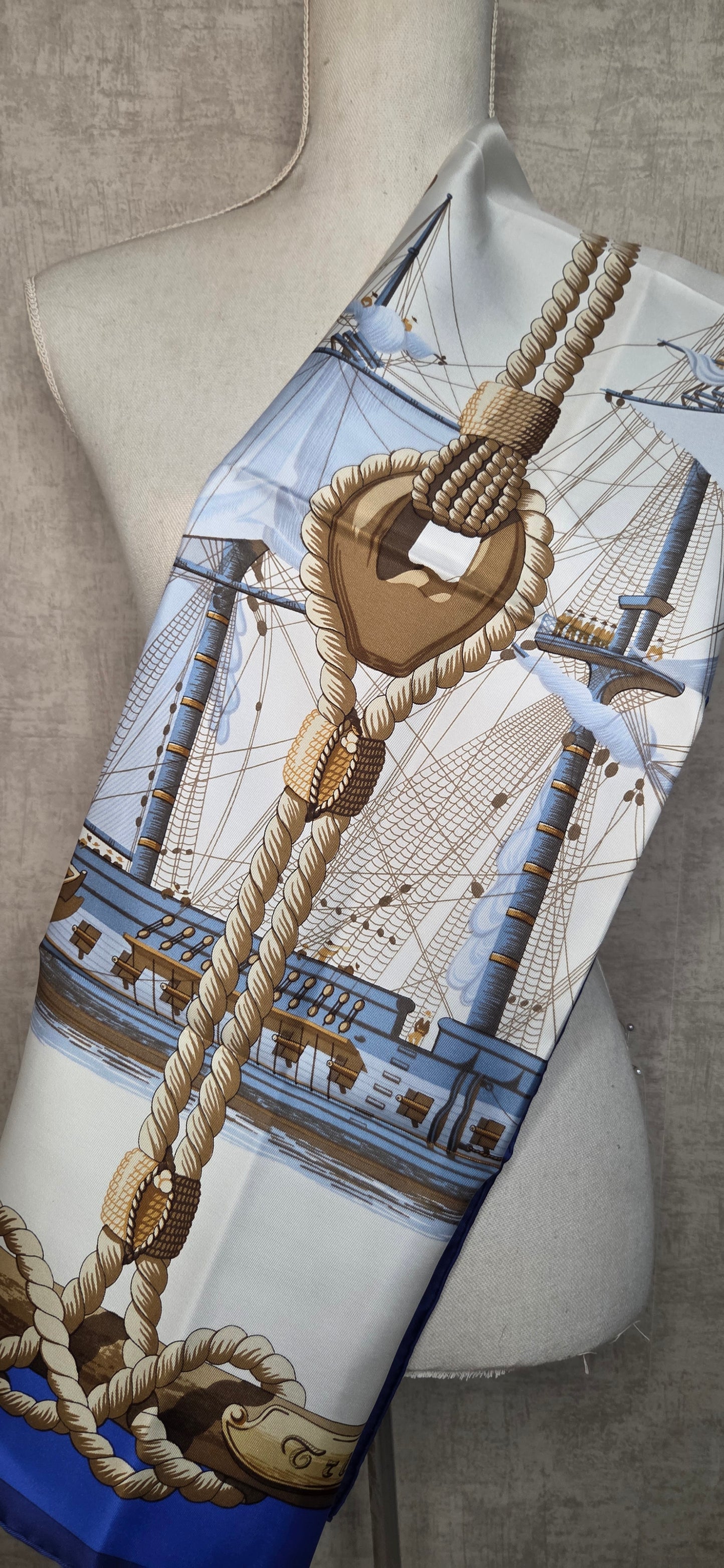 Carré Hermès en twill de soie intitulé "Tribord"