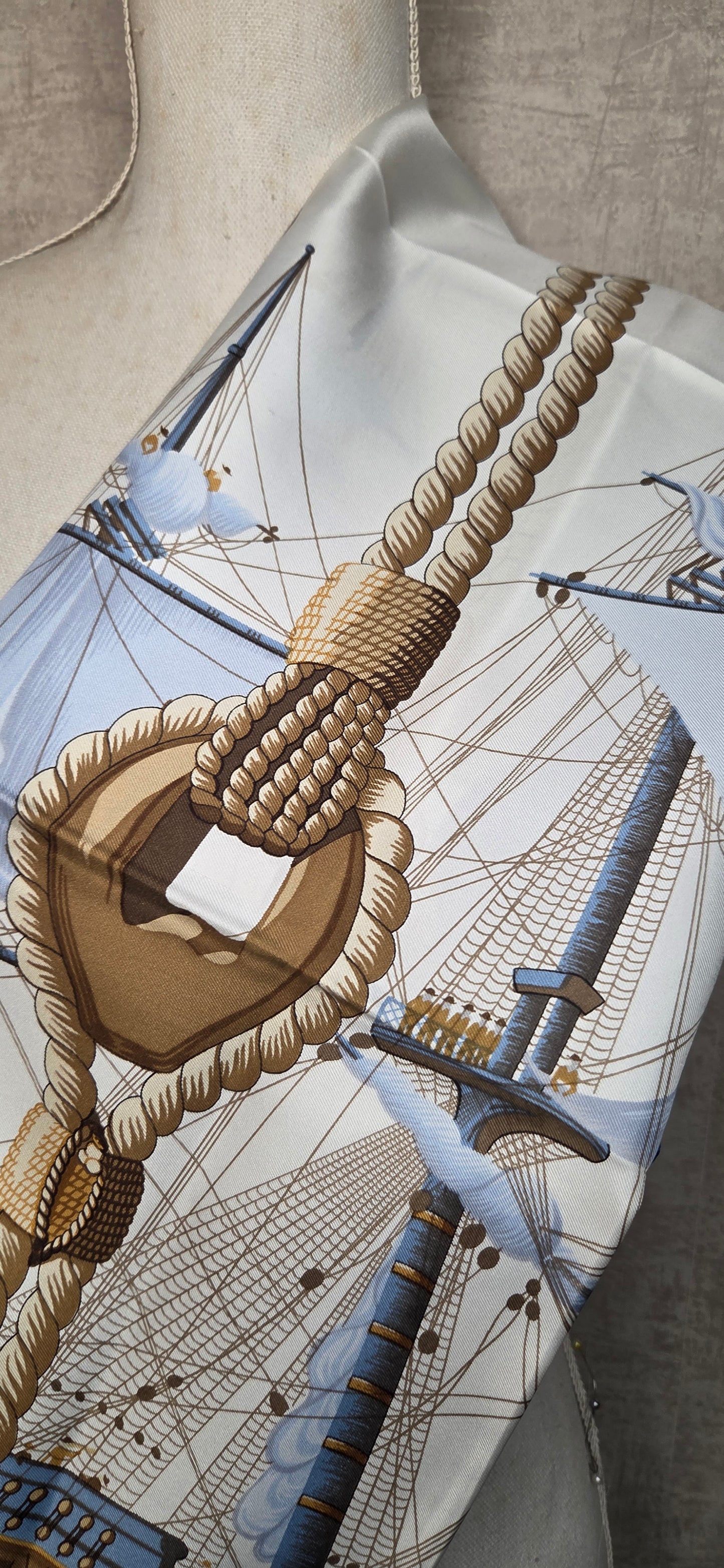 Carré Hermès en twill de soie intitulé "Tribord"