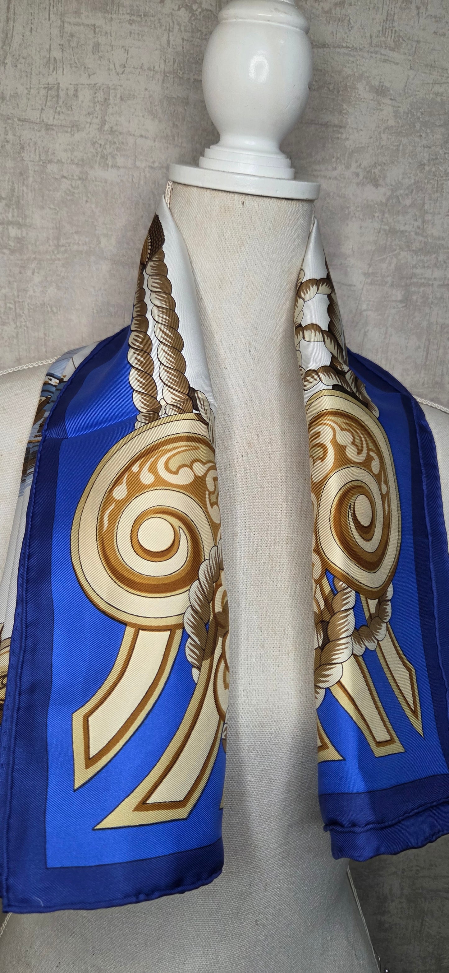 Carré Hermès en twill de soie intitulé "Tribord"