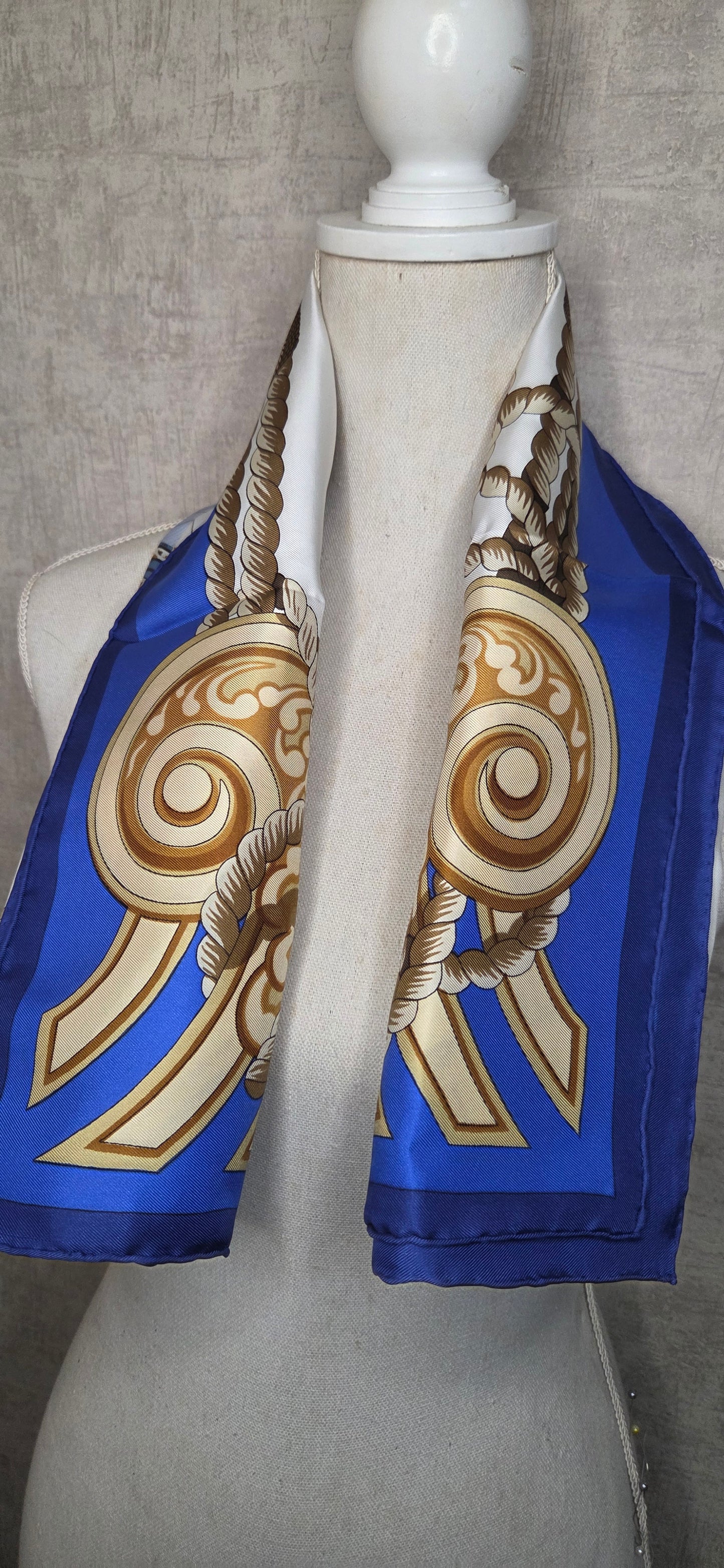 Carré Hermès en twill de soie intitulé "Tribord"