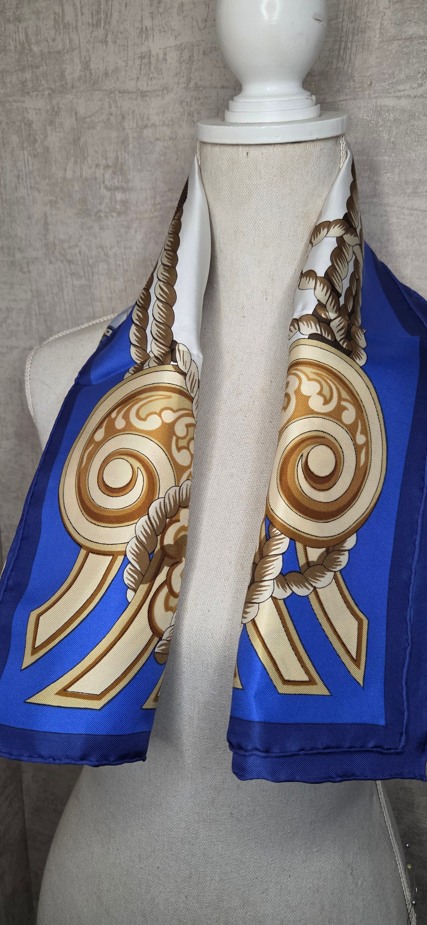 Carré Hermès en twill de soie intitulé "Tribord"