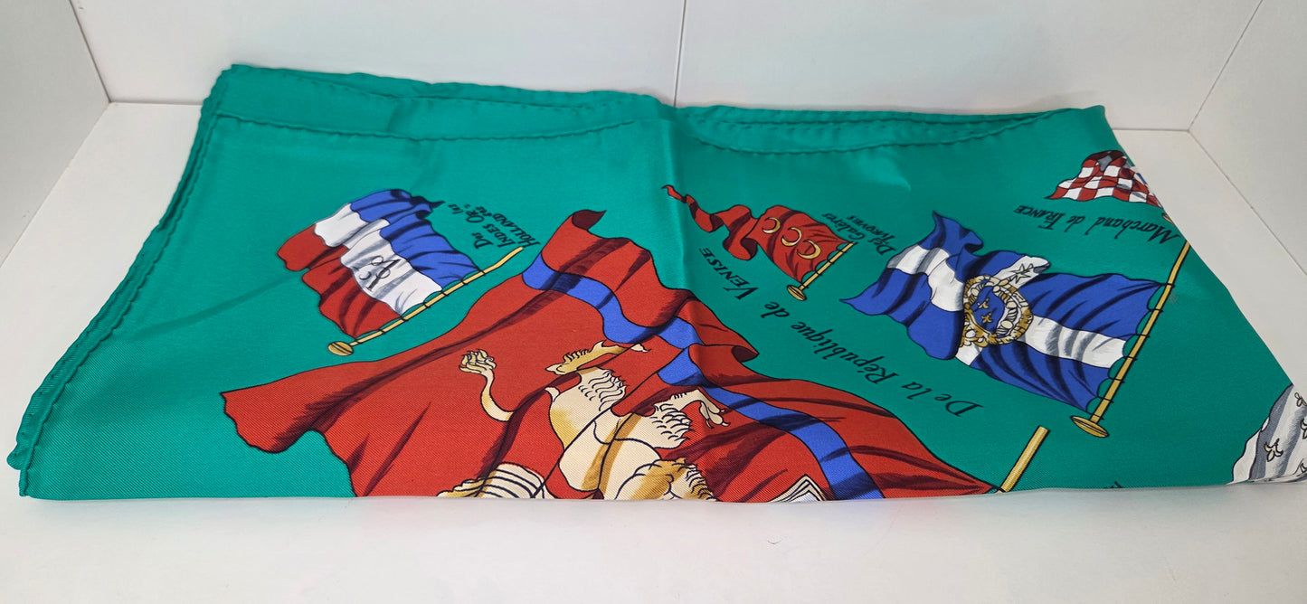 Carré Hermès en twill de soie intitulé "Pavois"