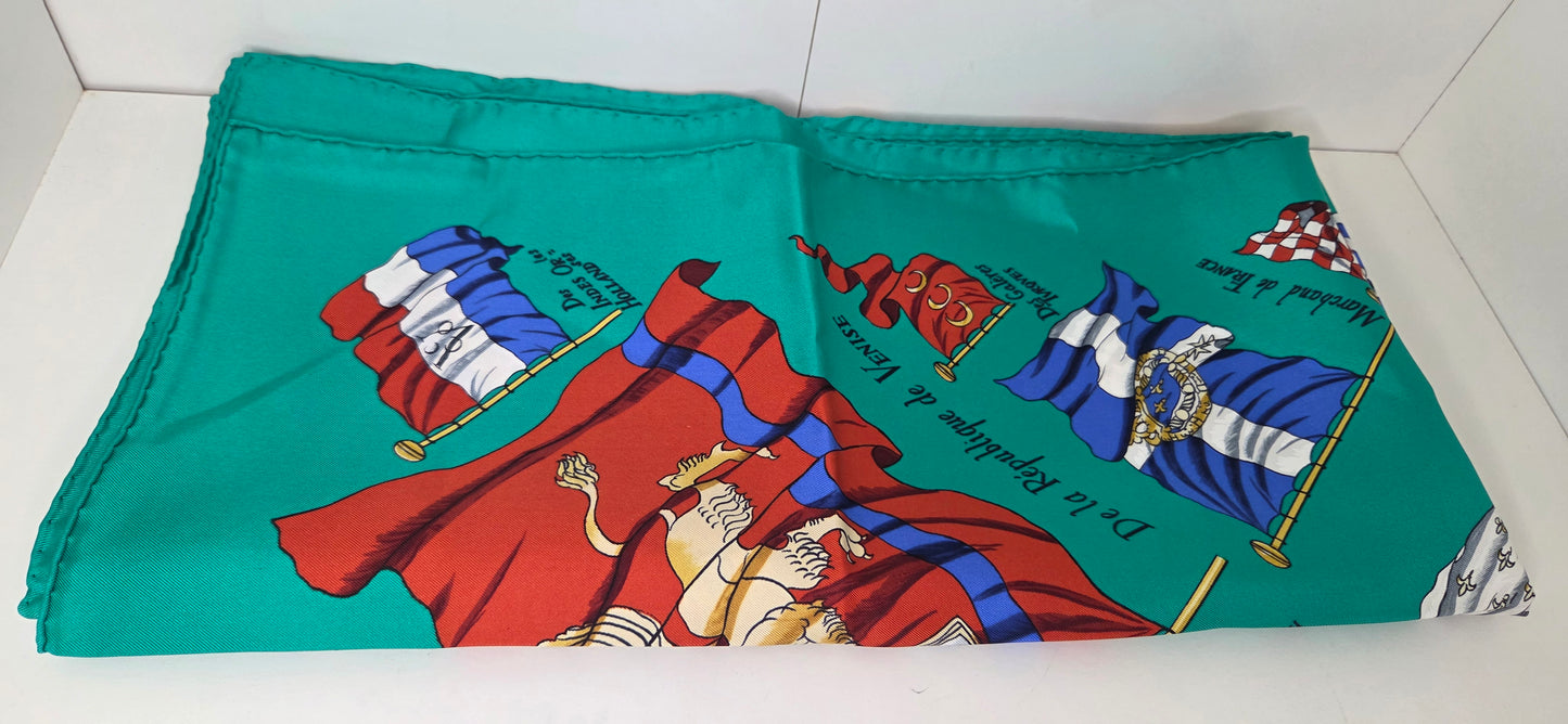 Carré Hermès en twill de soie intitulé "Pavois"