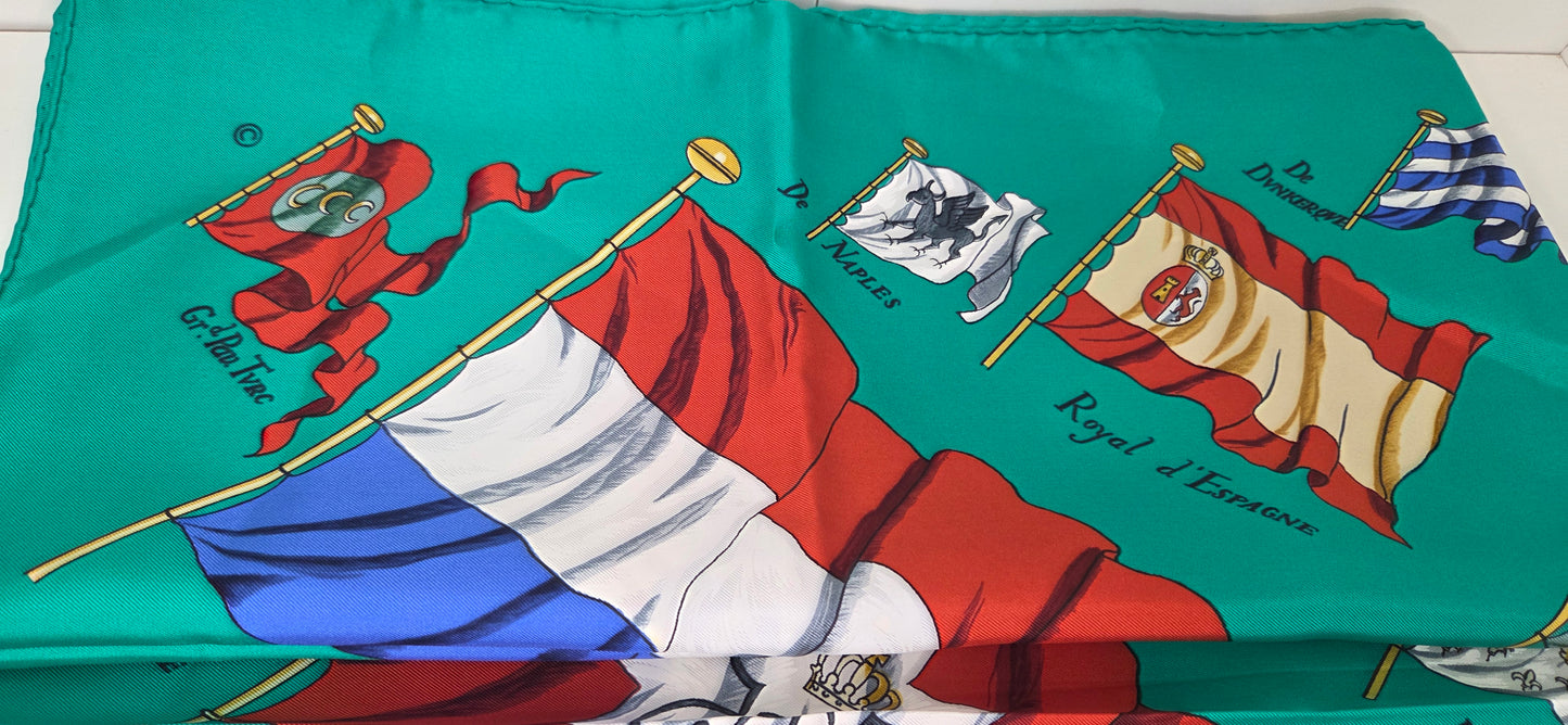Carré Hermès en twill de soie intitulé "Pavois"