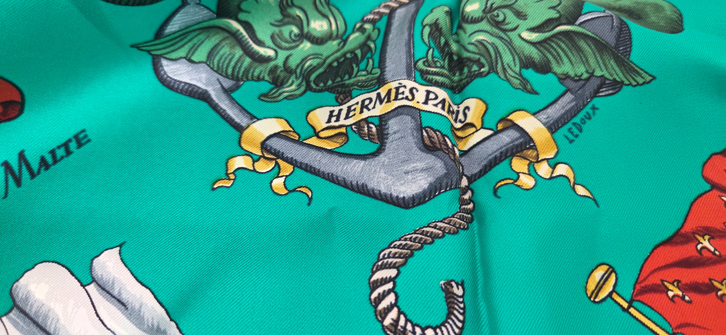 Carré Hermès en twill de soie intitulé "Pavois"