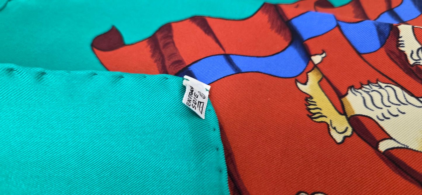 Carré Hermès en twill de soie intitulé "Pavois"