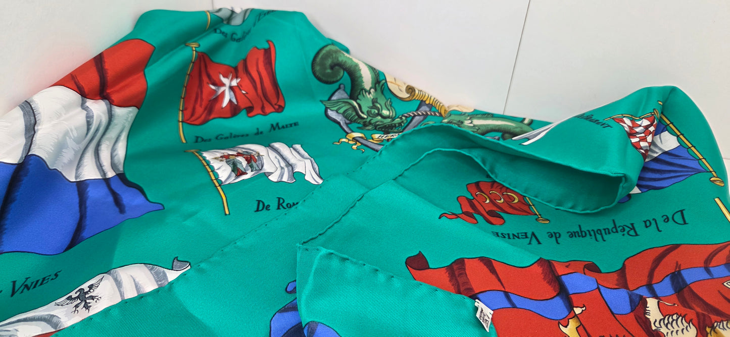 Carré Hermès en twill de soie intitulé "Pavois"