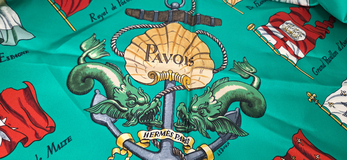 Carré Hermès en twill de soie intitulé "Pavois"