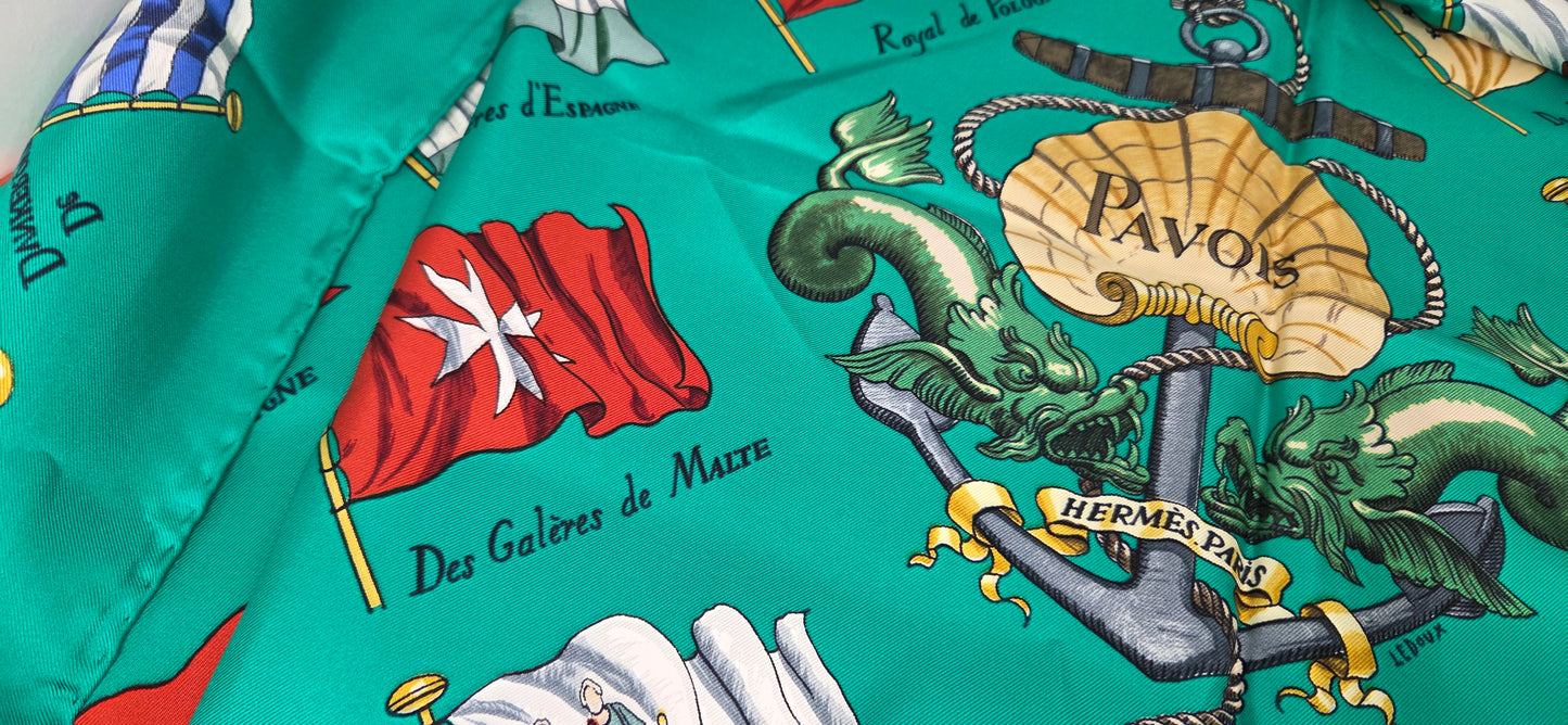 Carré Hermès en twill de soie intitulé "Pavois"