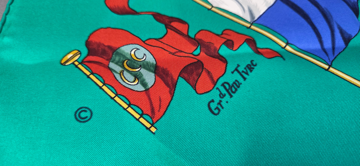 Carré Hermès en twill de soie intitulé "Pavois"