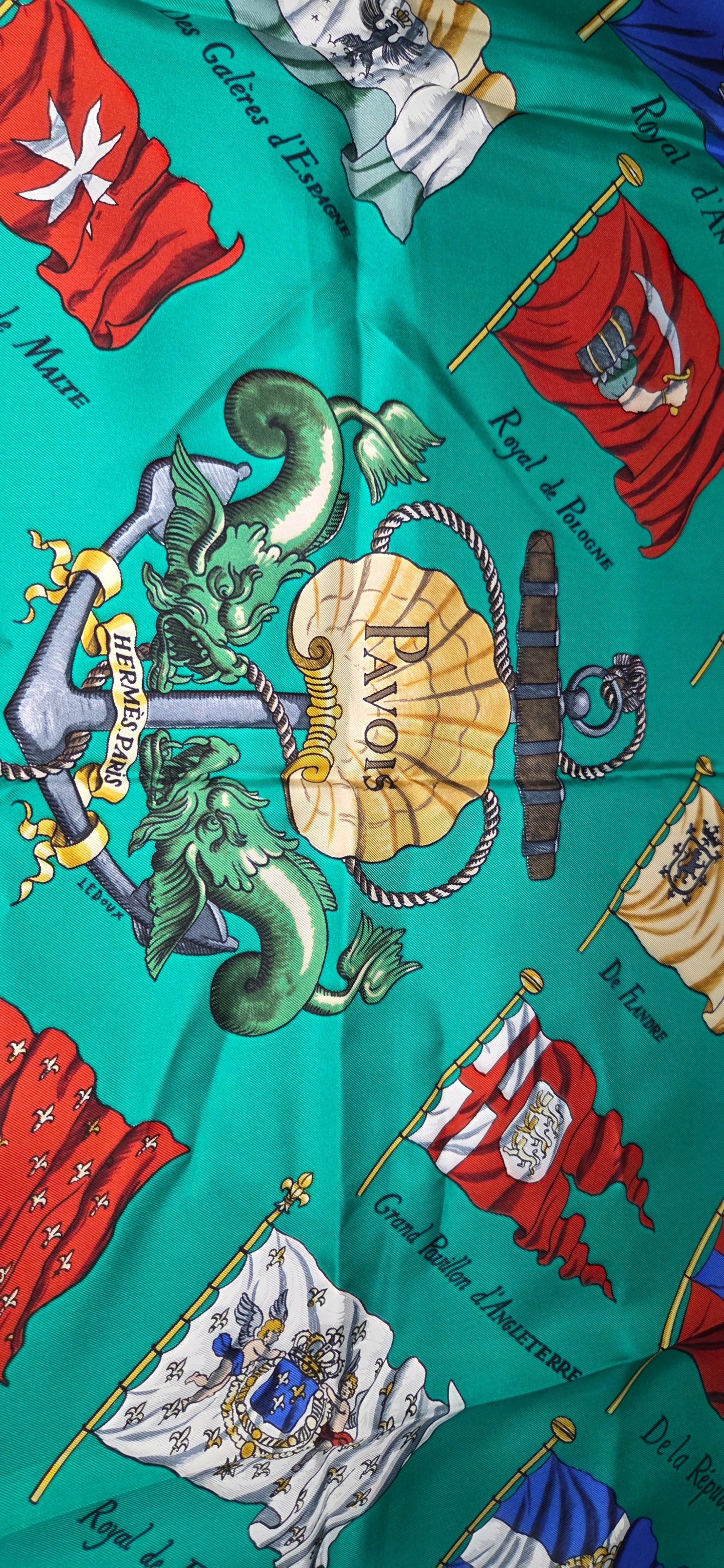 Carré Hermès en twill de soie intitulé "Pavois"