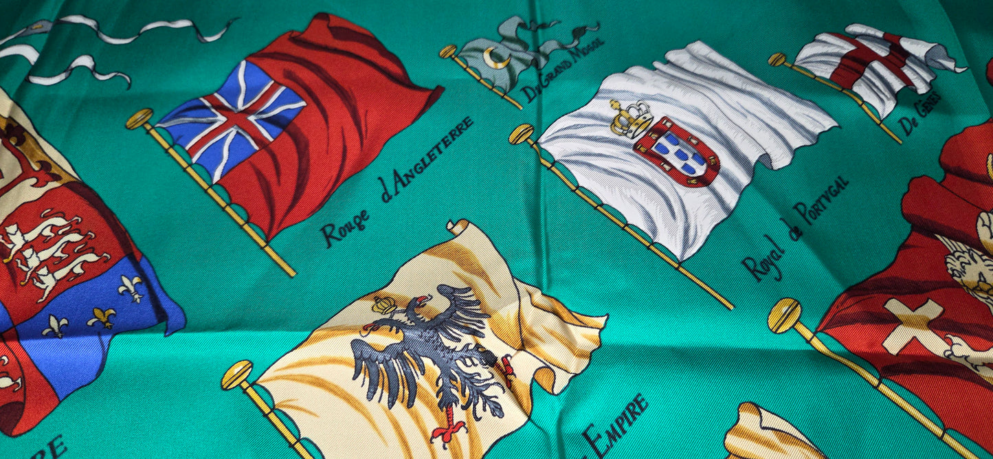 Carré Hermès en twill de soie intitulé "Pavois"