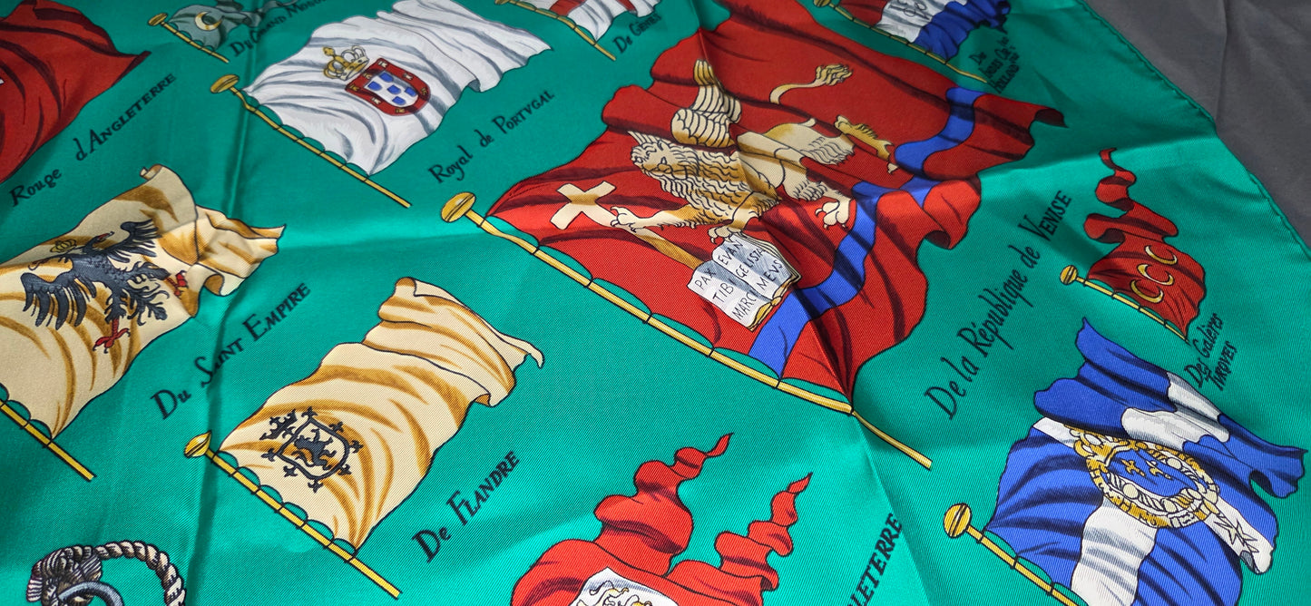 Carré Hermès en twill de soie intitulé "Pavois"