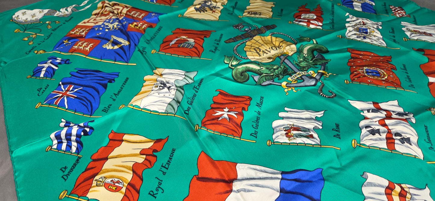 Carré Hermès en twill de soie intitulé "Pavois"