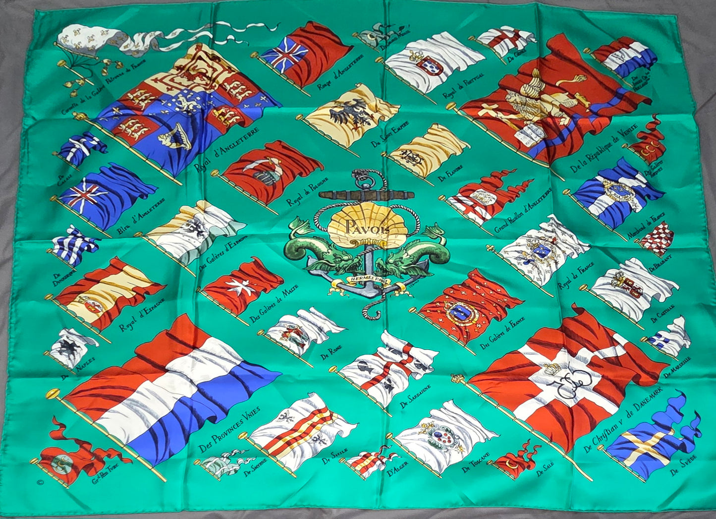 Carré Hermès en twill de soie intitulé "Pavois"