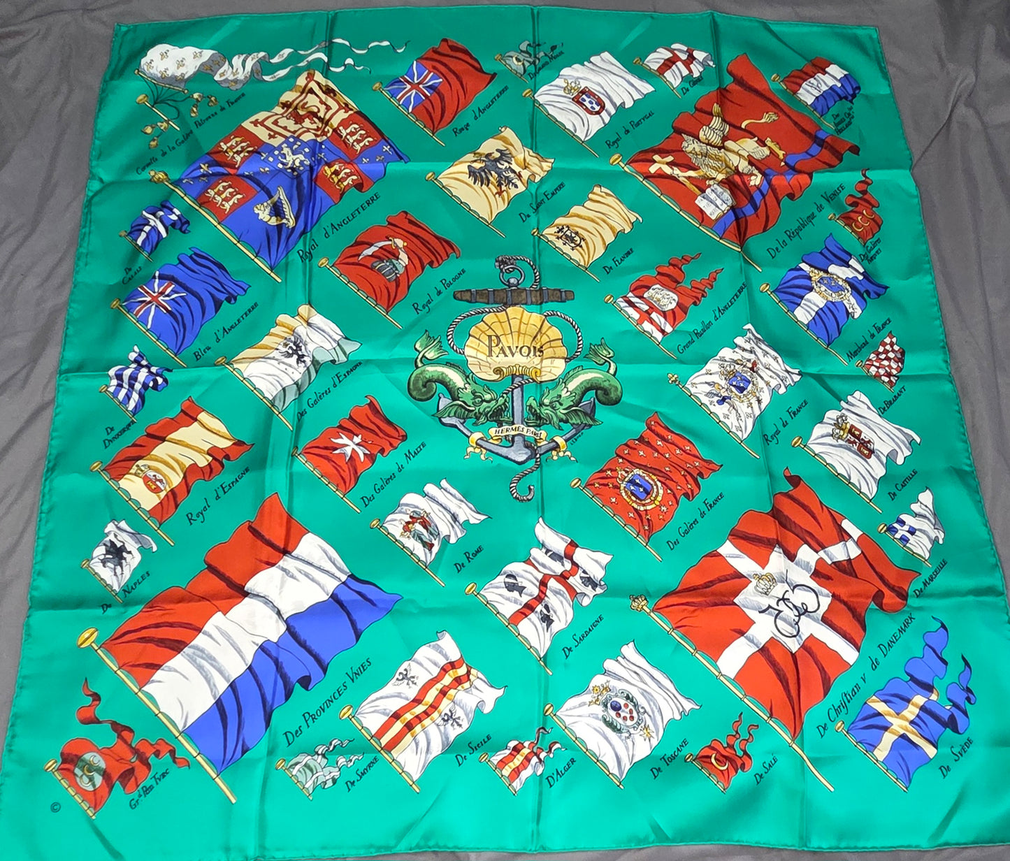 Carré Hermès en twill de soie intitulé "Pavois"