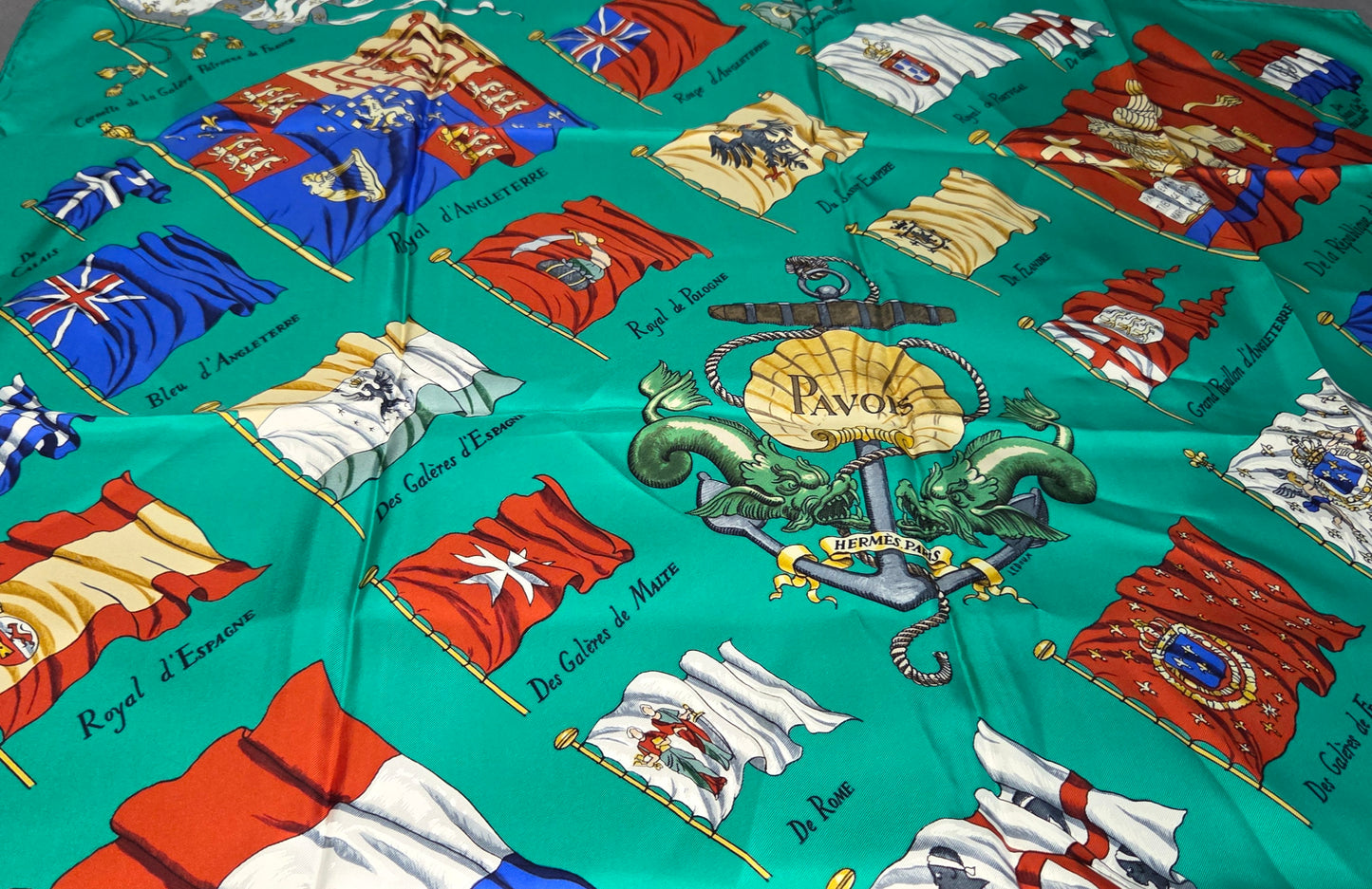 Carré Hermès en twill de soie intitulé "Pavois"