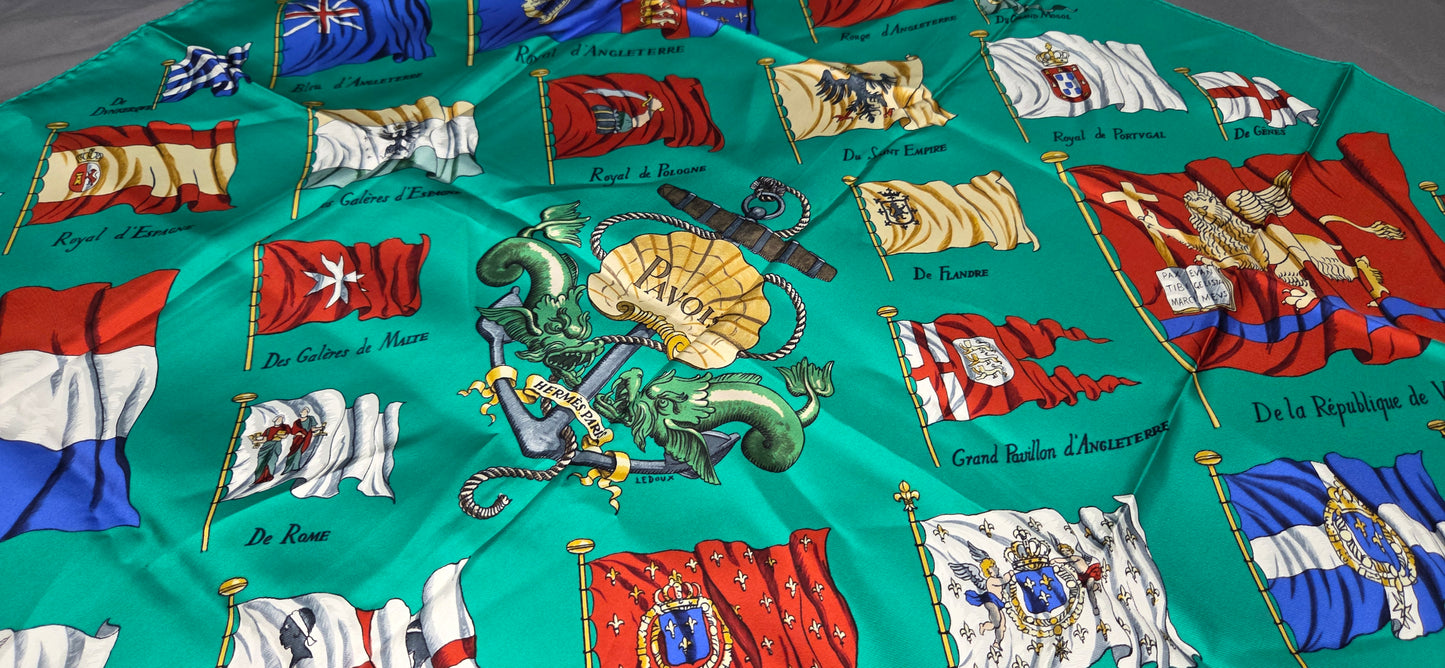 Carré Hermès en twill de soie intitulé "Pavois"