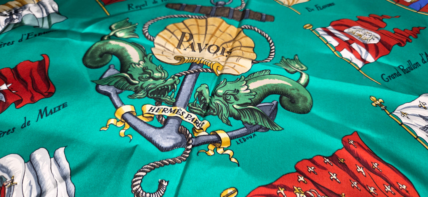 Carré Hermès en twill de soie intitulé "Pavois"