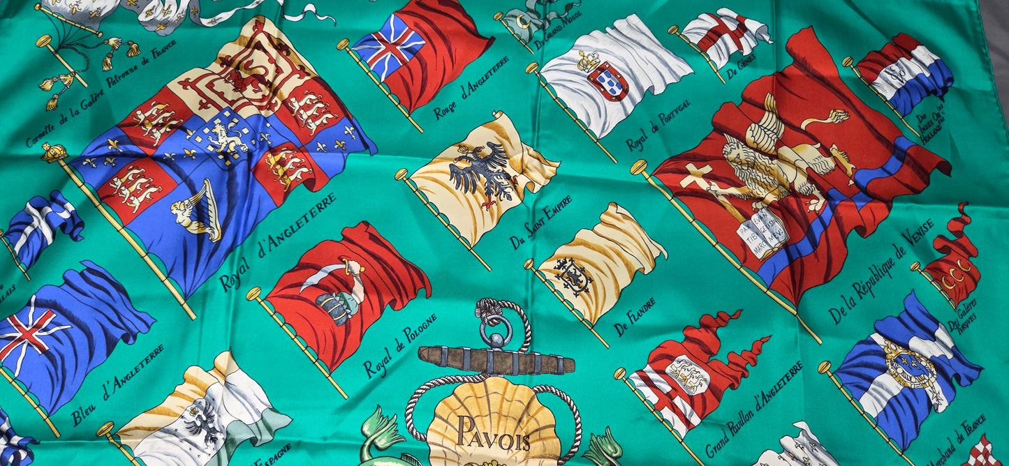Carré Hermès en twill de soie intitulé "Pavois"