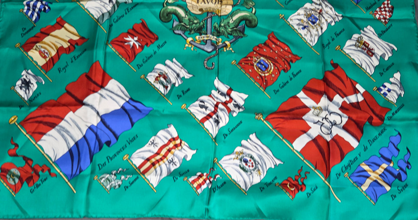 Carré Hermès en twill de soie intitulé "Pavois"