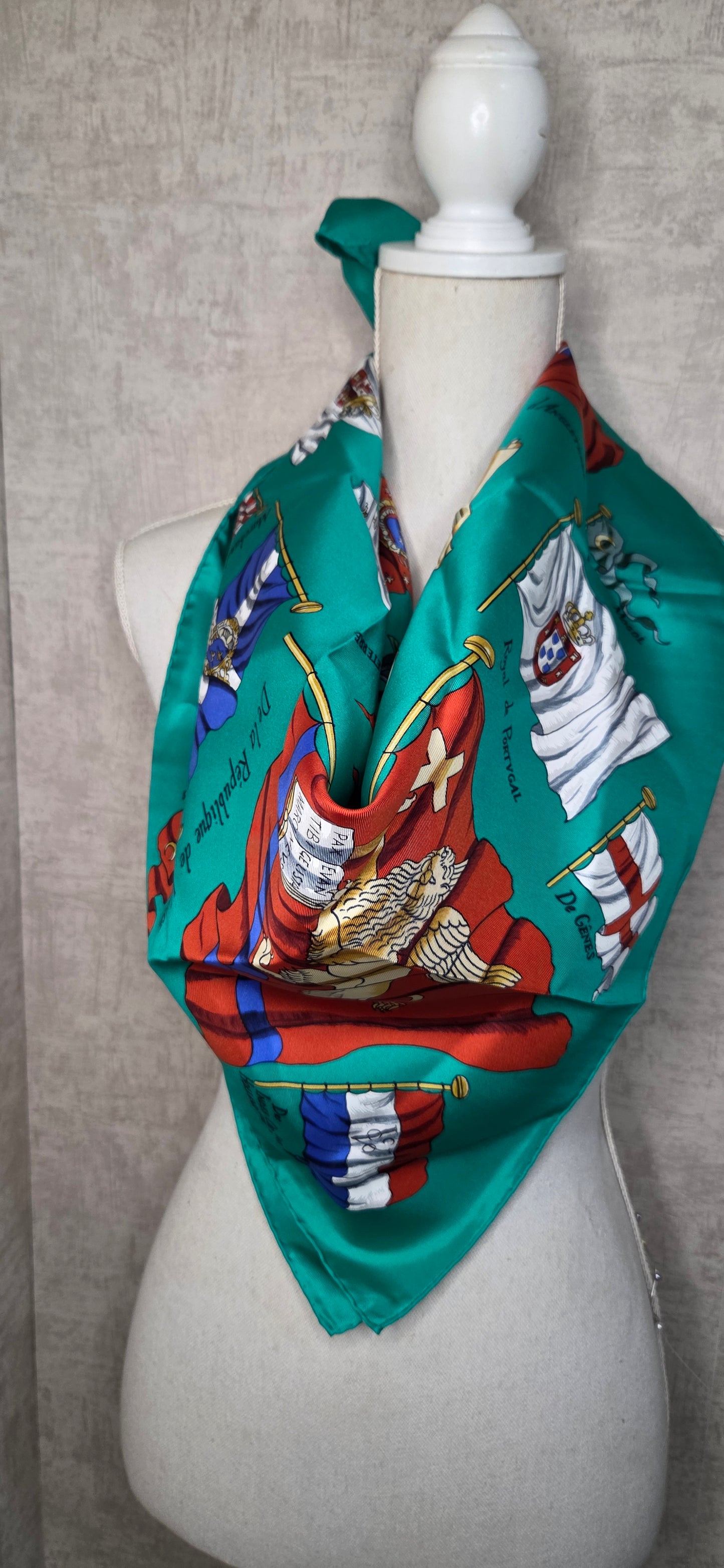 Carré Hermès en twill de soie intitulé "Pavois"