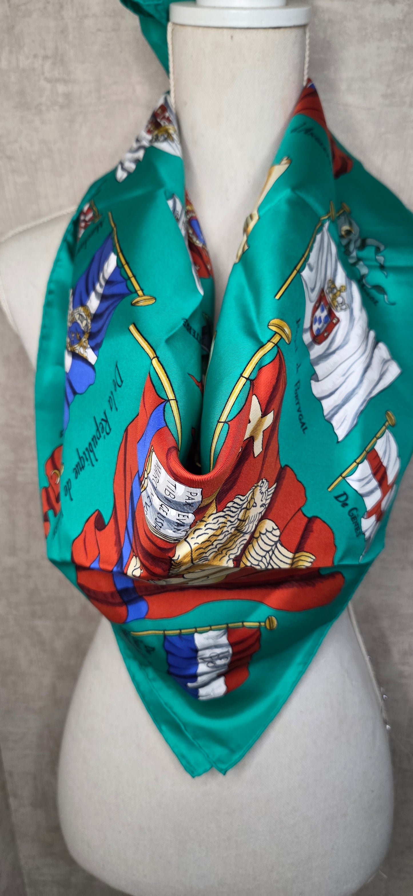Carré Hermès en twill de soie intitulé "Pavois"