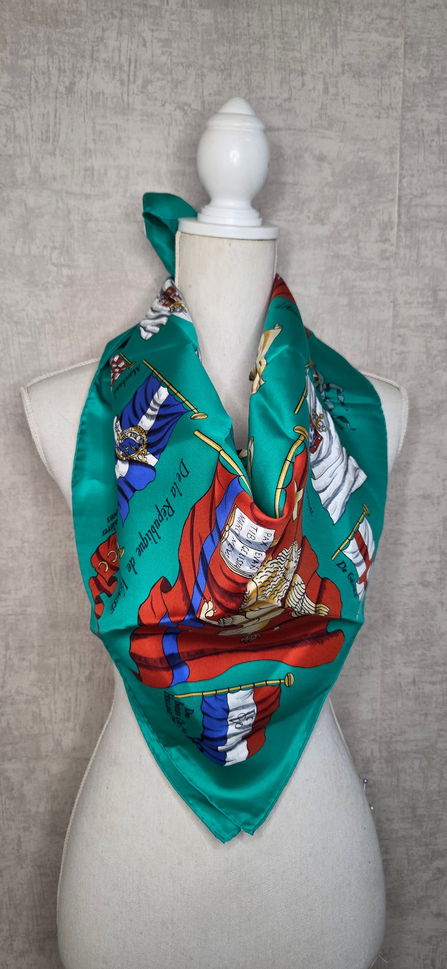 Carré Hermès en twill de soie intitulé "Pavois"