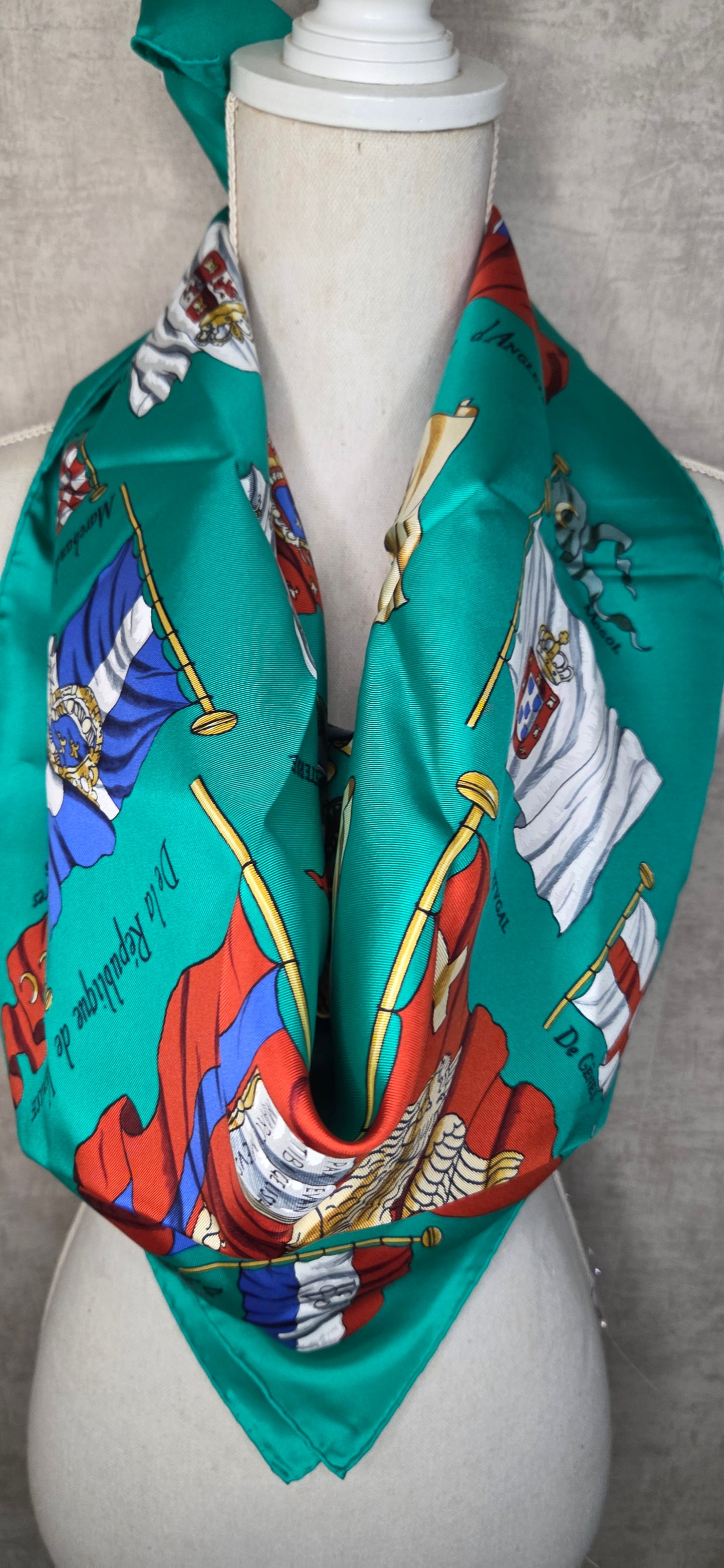 Carré Hermès en twill de soie intitulé "Pavois"