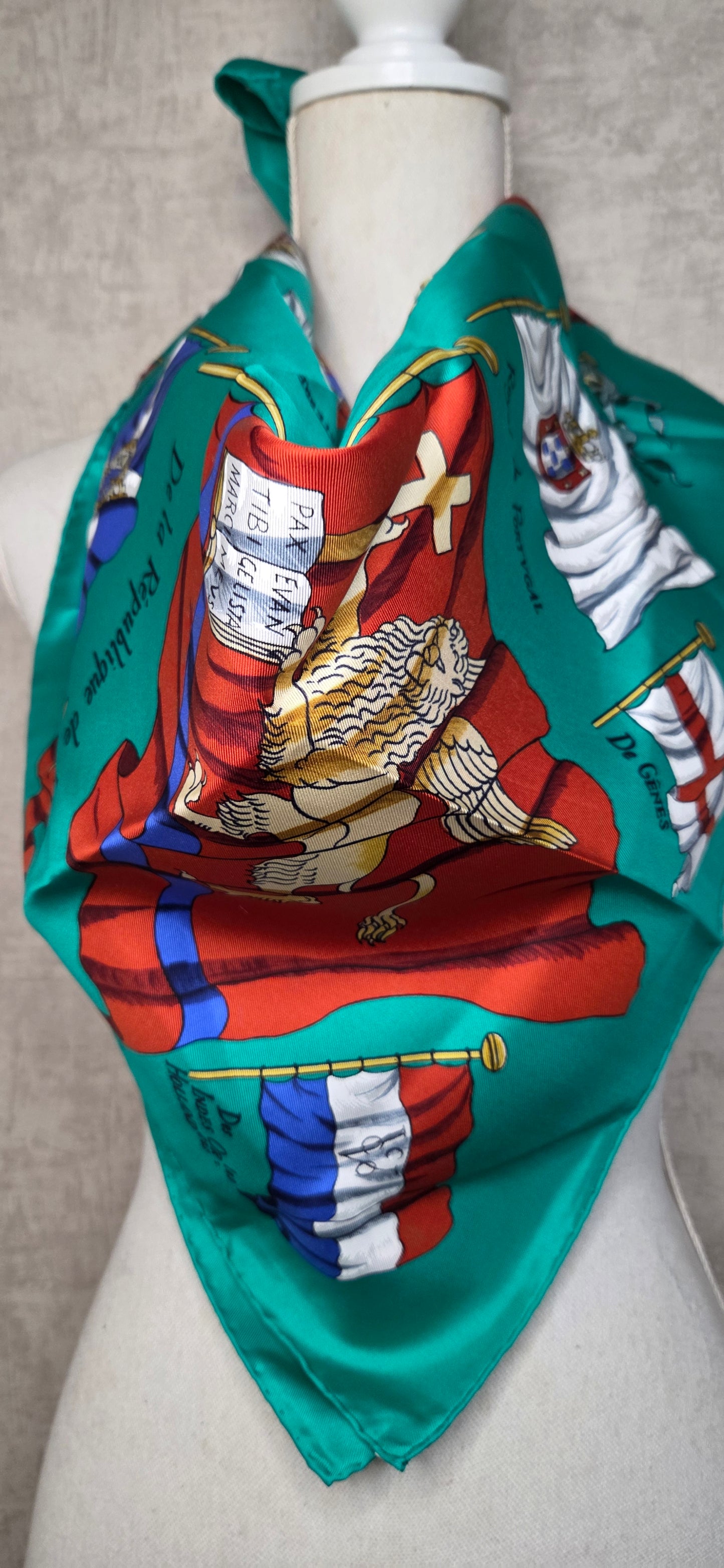 Carré Hermès en twill de soie intitulé "Pavois"