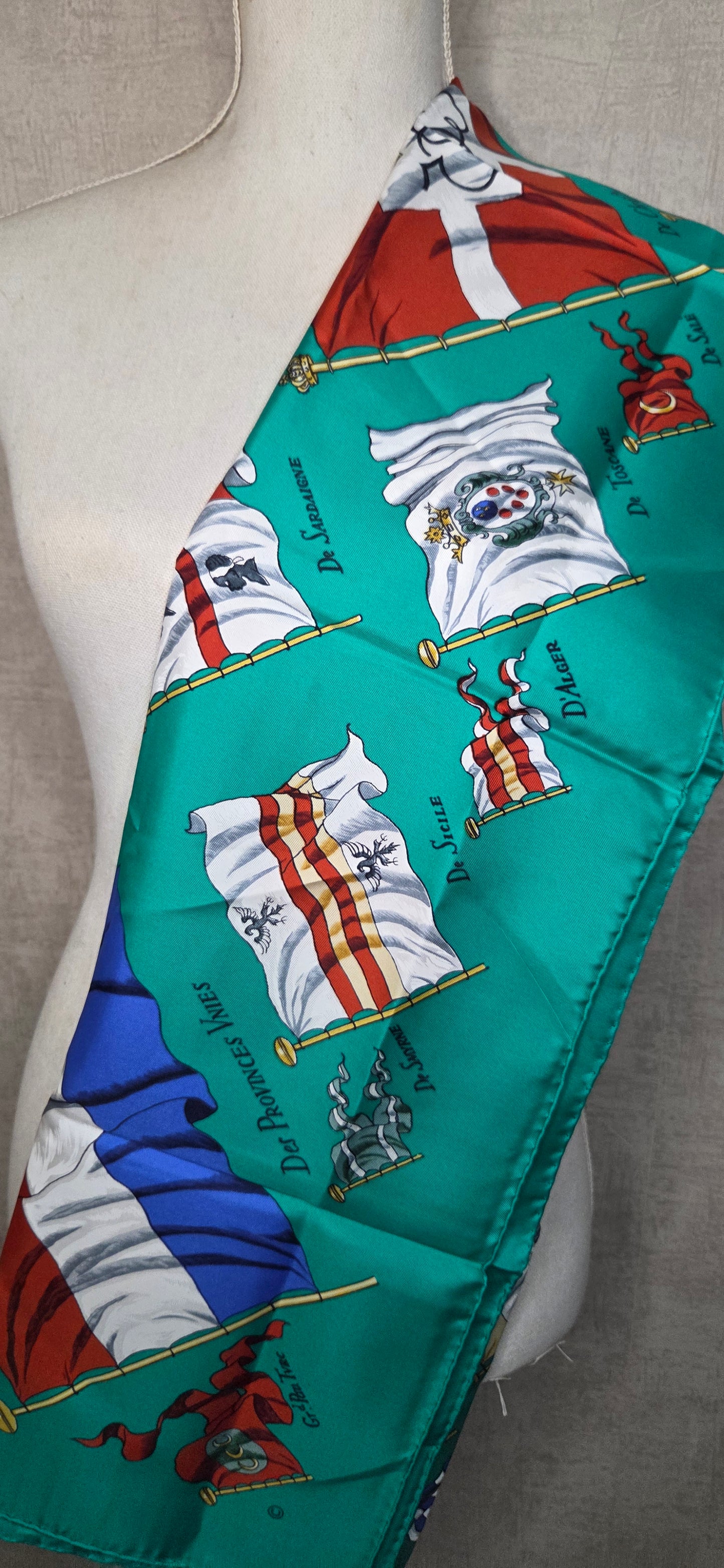 Carré Hermès en twill de soie intitulé "Pavois"