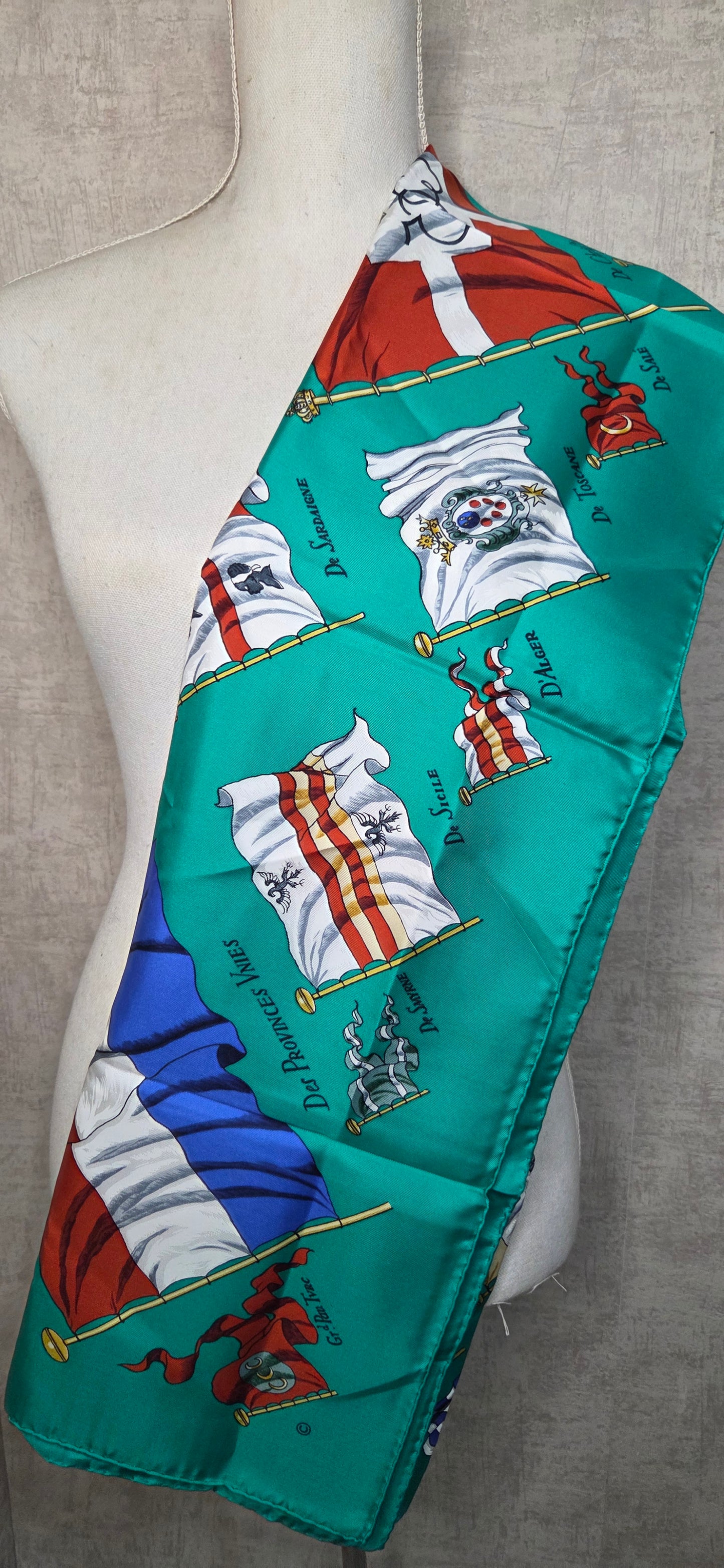 Carré Hermès en twill de soie intitulé "Pavois"