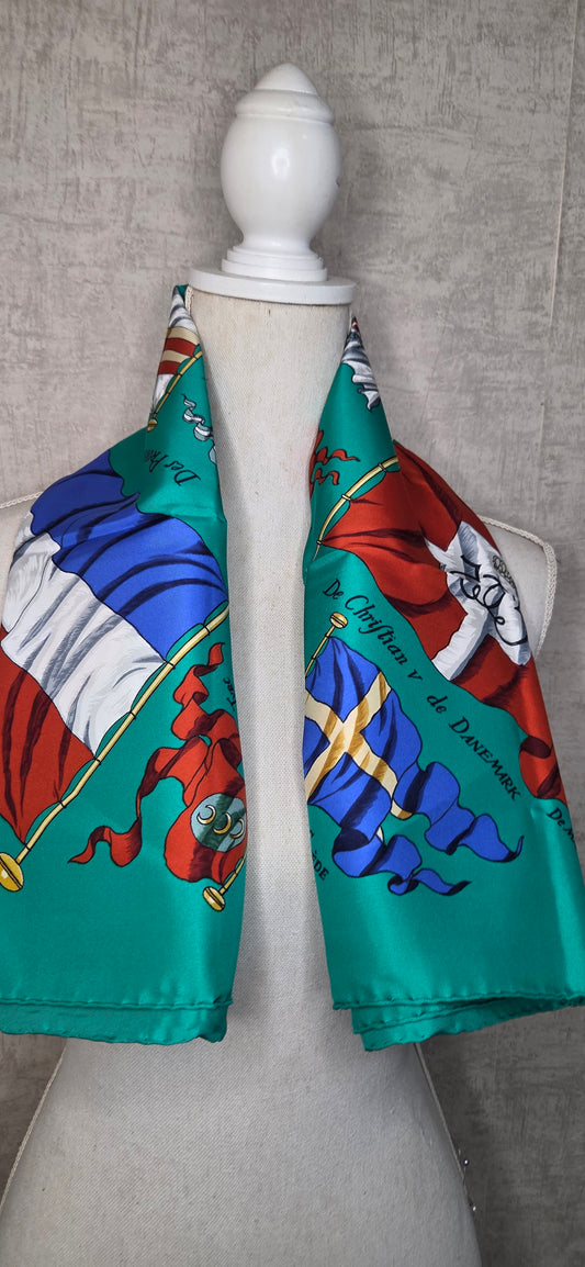 Carré Hermès en twill de soie intitulé "Pavois"