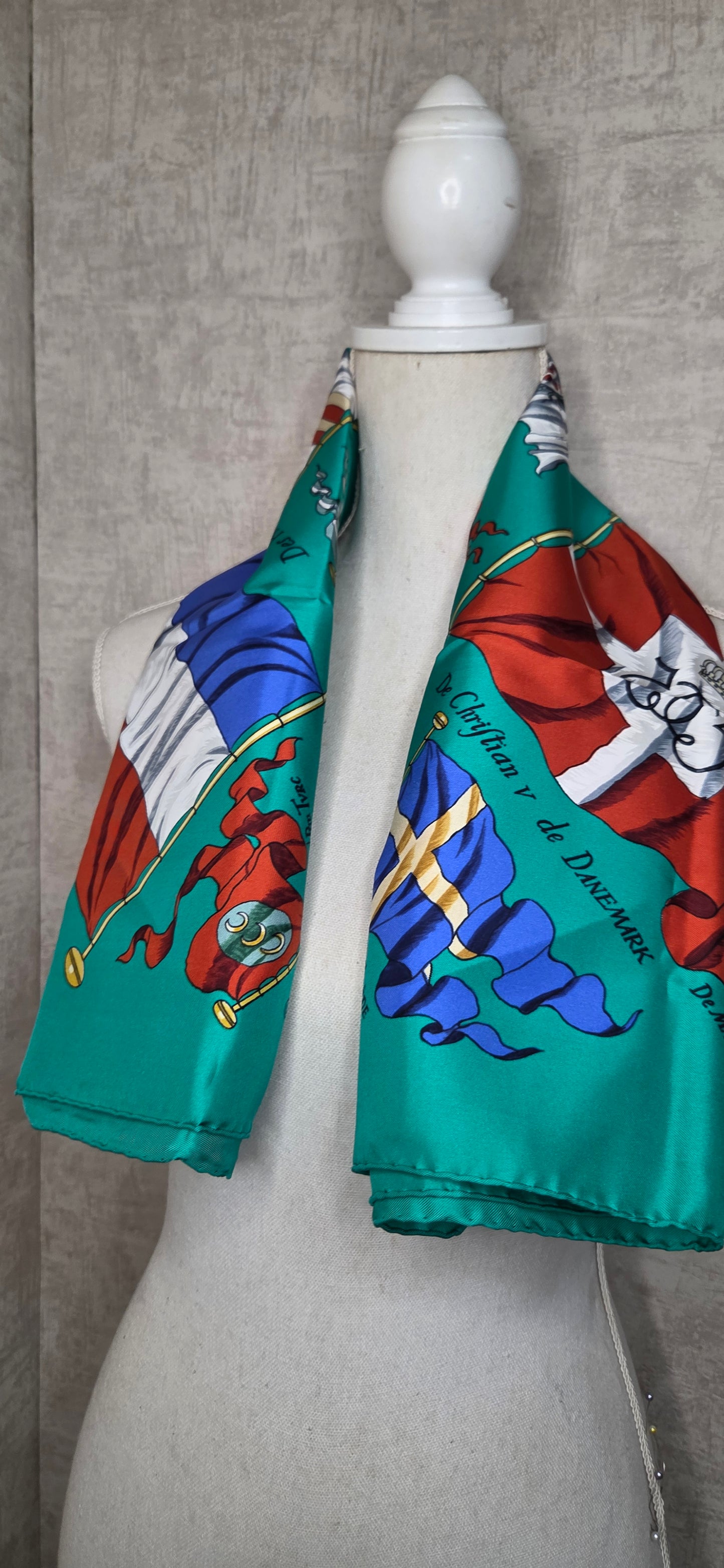 Carré Hermès en twill de soie intitulé "Pavois"