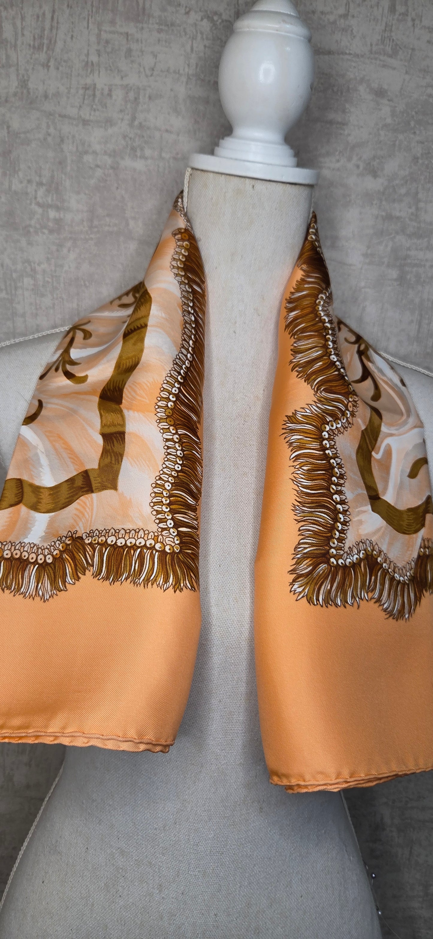 Carré Hermès en twill de soie "Fripon"