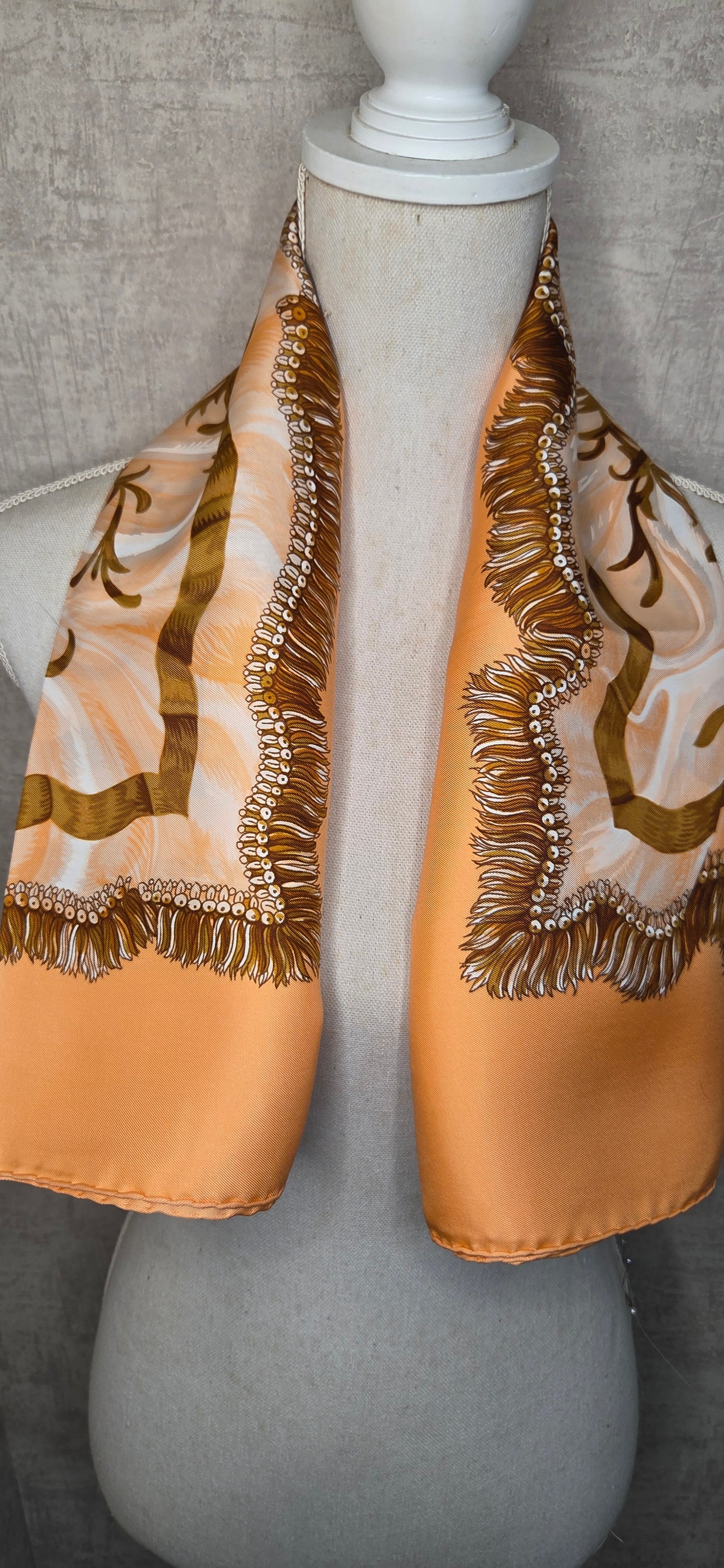 Carré Hermès en twill de soie "Fripon"
